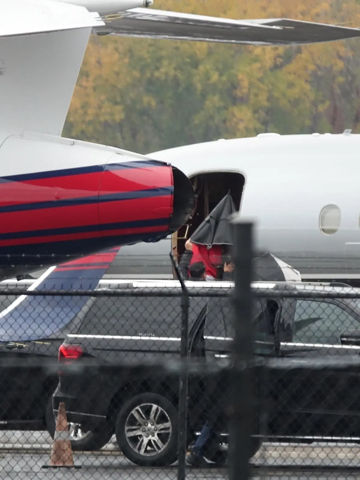 SONDERKONDITIONEN: MINDESTHONORAR: Kansas City, MO - *EXCLUSIVE* - Taylor Swift is spotted jetting out of Kansas City without Travis Kelce. Travis left his $1 million home earlier in the day (Tuesday, October 24) and headed to the Kansas City Chiefs training facility. Taylor was driven from the home at about 9.30 a.m. in an SUV. She appeared to be wearing a red Chiefs jersey over a white tee shirt as she boarded the plane.
Pictured: Taylor Swift
BACKGRID USA 24 OCTOBER 2023 


