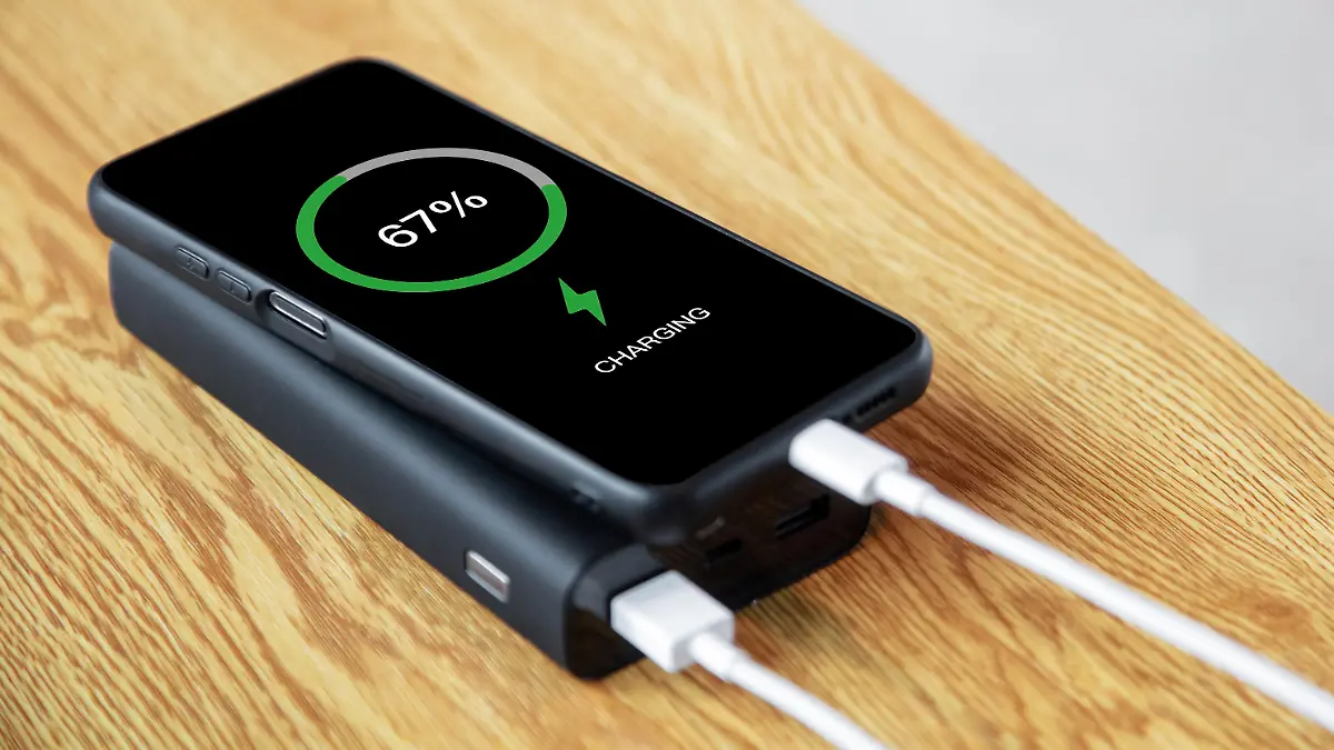 Use power bank to charge mobile phone anytime anywhere, charge sharing concept