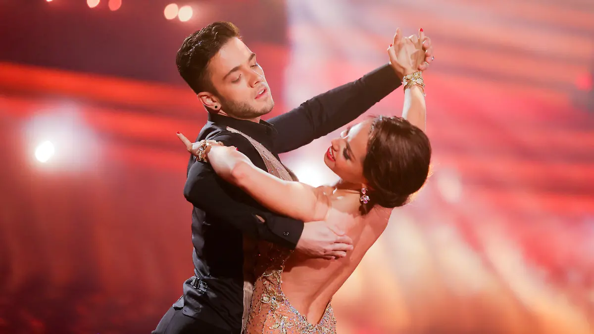 ARCHIV - 06.03.2020, Nordrhein-Westfalen, Köln: Luca Hänni, Sänger, und Christina Luft, Profitänzerin, tanzen in der RTL-Tanzshow «Let's Dance» im Coloneum. Sie treten im Finale der Sendung am 22.05.2020 vor leeren Publikumsrängen, Applaus aus der Konserve und Spuckschutz zwischen den Juroren auf. (zu dpa "Sänger, Artistin und Kletterer tanzen im «Let's Dance»-Finale") Foto: Rolf Vennenbernd/dpa +++ dpa-Bildfunk +++
