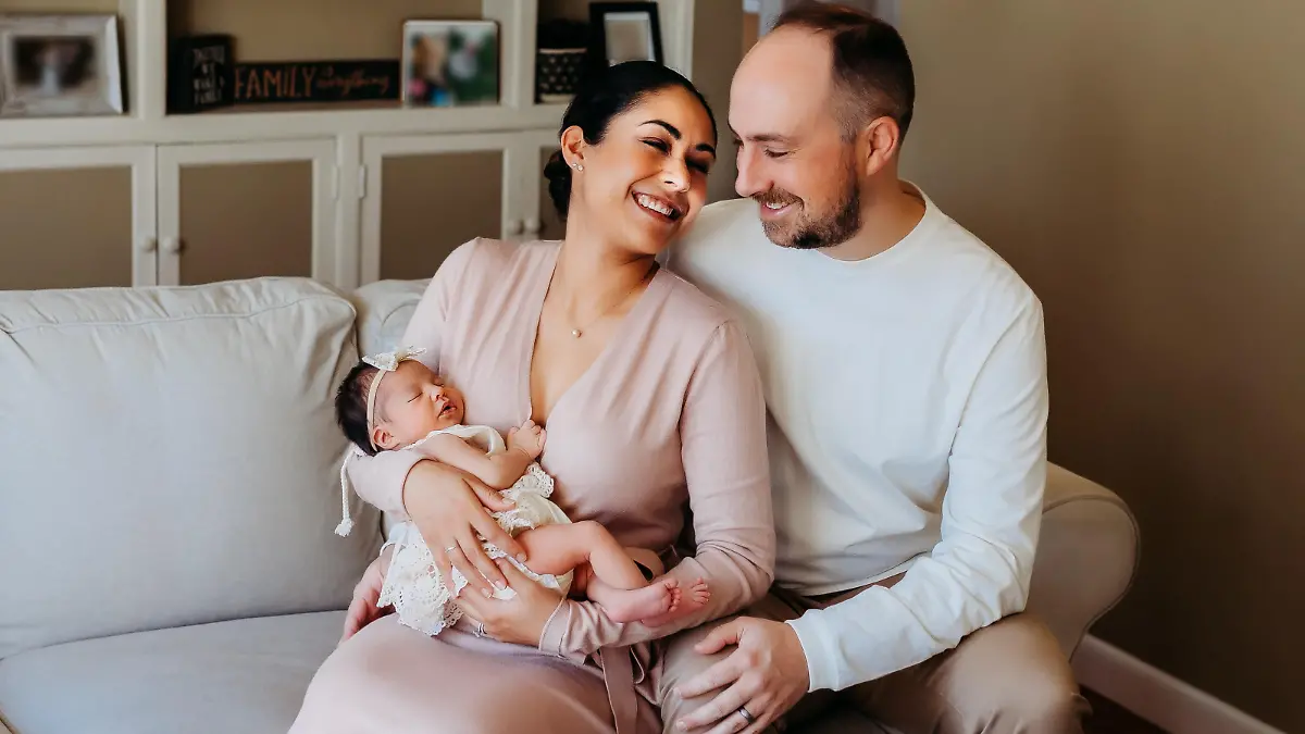 Katherine Johnstone (29) und Michael Johnstone (35) mit ihrer Tochter Mila (8 Monate alt)