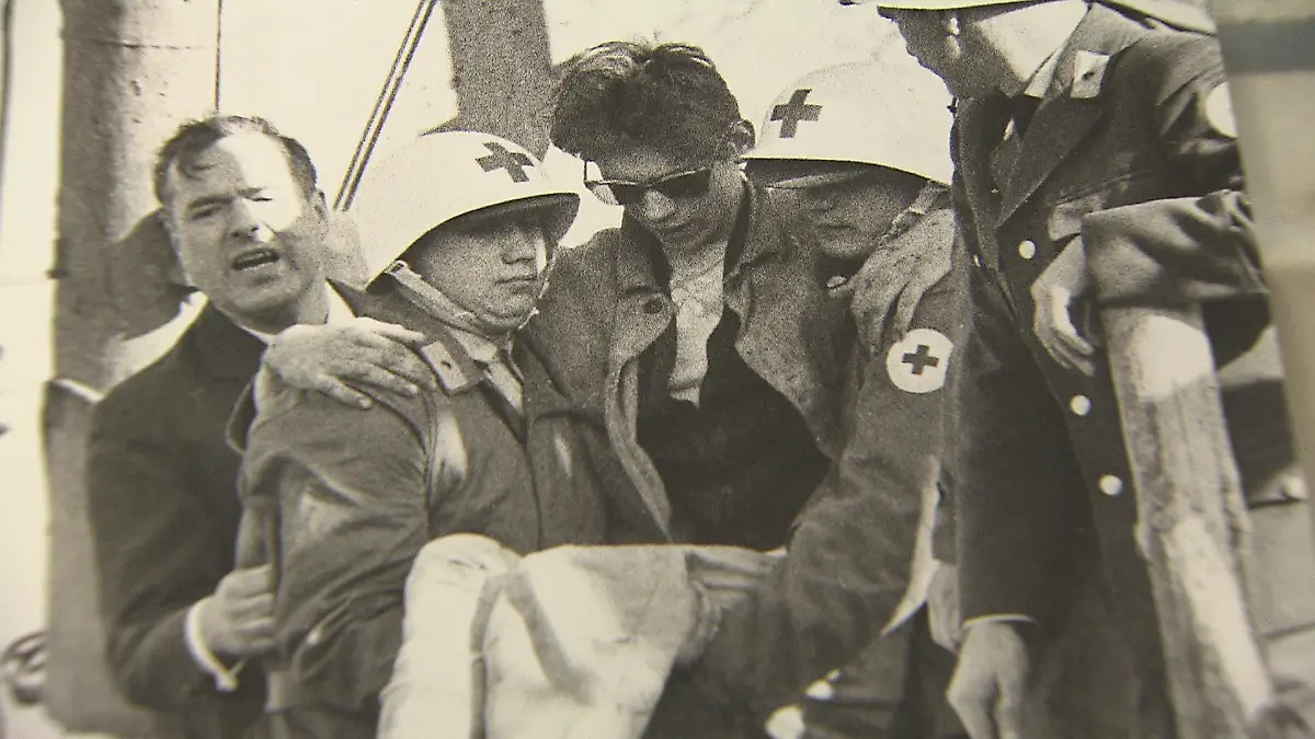 Helfer ziehen Adolf Herbst aus der Rettungskapsel nach oben.