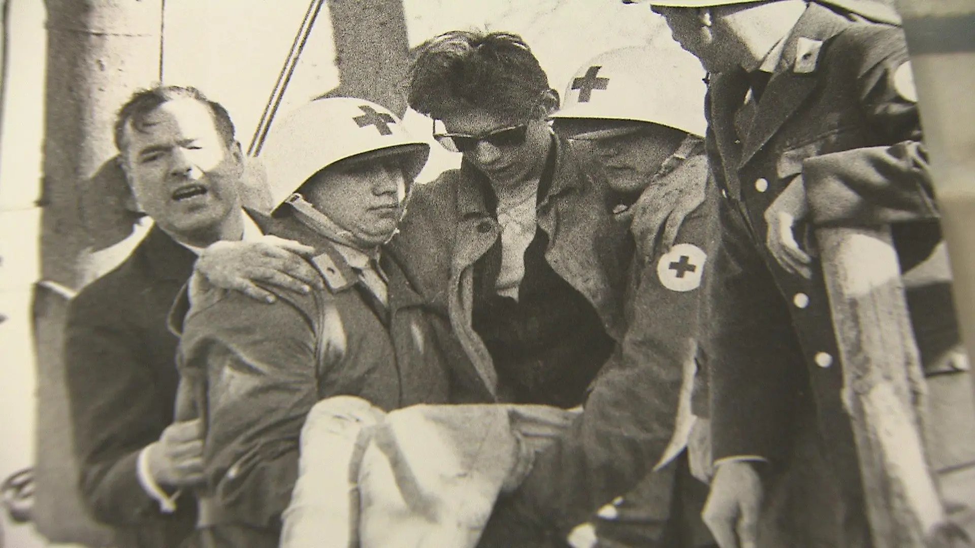 Helfer ziehen Adolf Herbst aus der Rettungskapsel nach oben.
