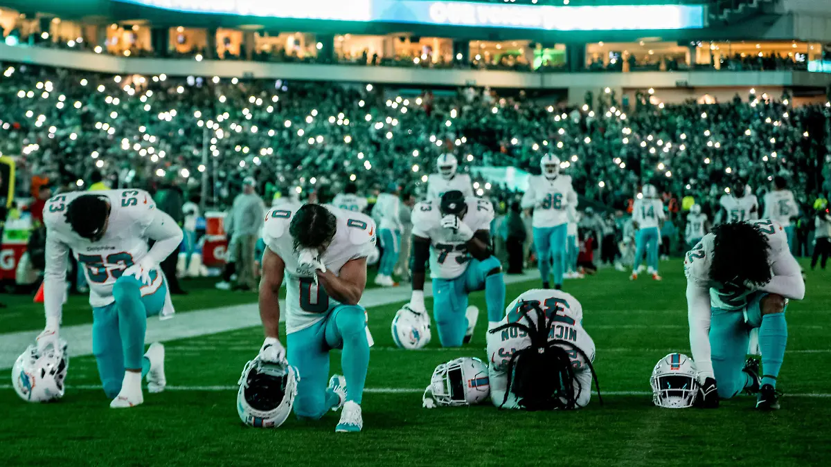 October 22, 2023, Philadelphia, PA, USA: October 22, 2023: Miami Dolphins players pray before the NFL, American Football Herren, USA football matchup between the Miami Dolphins and the Philadelphia Eagles at Lincoln Financial Field in Philadelphia, Pennsylvania. /Cal Media Philadelphia USA - ZUMAcs17 20231022_faf_cs17_102 Copyright: xScottxSeriox
