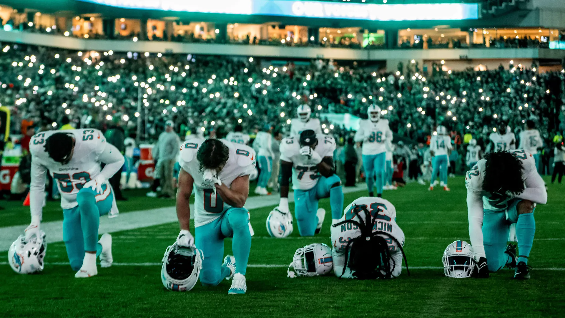 October 22, 2023, Philadelphia, PA, USA: October 22, 2023: Miami Dolphins players pray before the NFL, American Football Herren, USA football matchup between the Miami Dolphins and the Philadelphia Eagles at Lincoln Financial Field in Philadelphia, Pennsylvania. /Cal Media Philadelphia USA - ZUMAcs17 20231022_faf_cs17_102 Copyright: xScottxSeriox