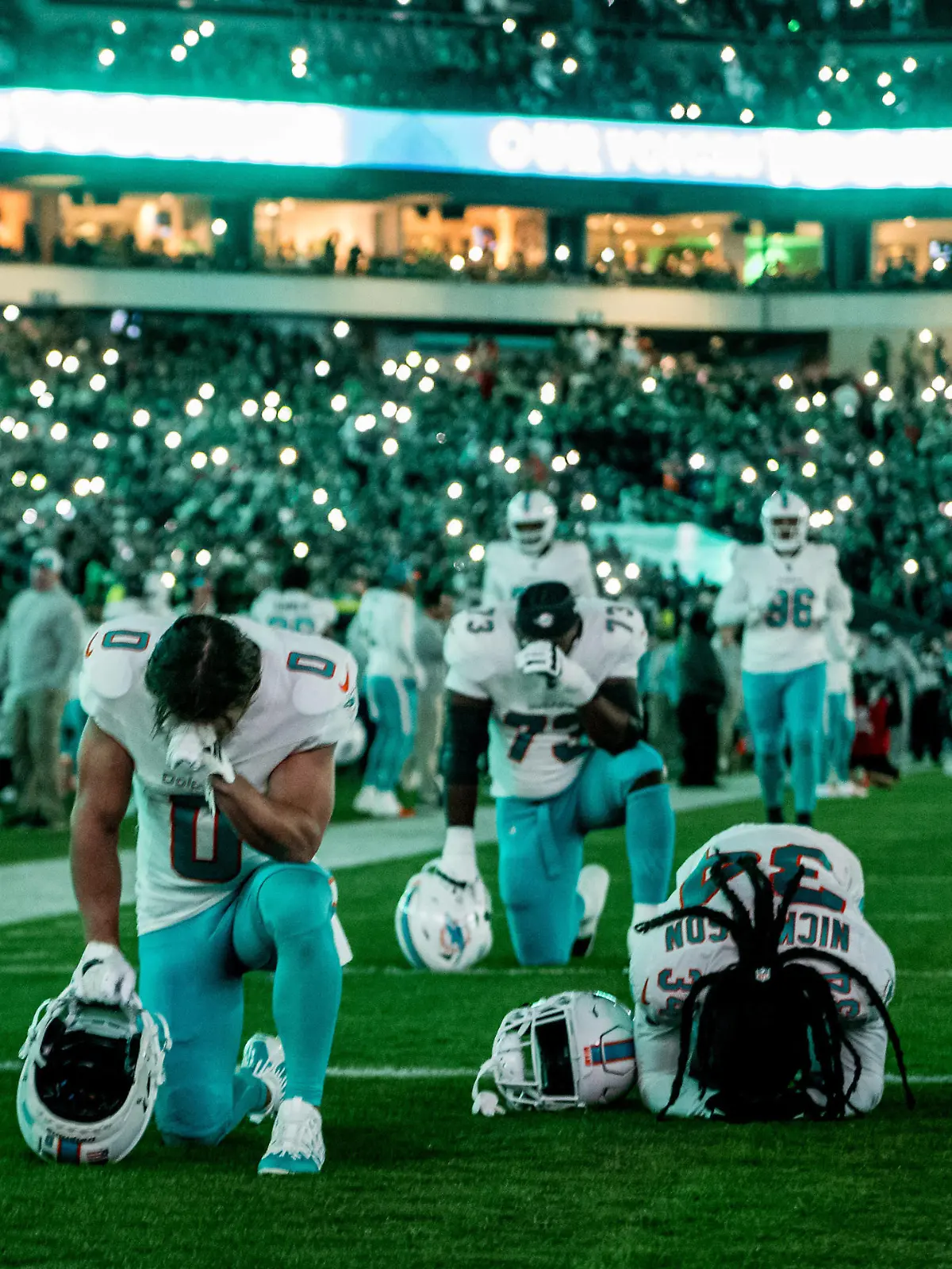 October 22, 2023, Philadelphia, PA, USA: October 22, 2023: Miami Dolphins players pray before the NFL, American Football Herren, USA football matchup between the Miami Dolphins and the Philadelphia Eagles at Lincoln Financial Field in Philadelphia, Pennsylvania. /Cal Media Philadelphia USA - ZUMAcs17 20231022_faf_cs17_102 Copyright: xScottxSeriox