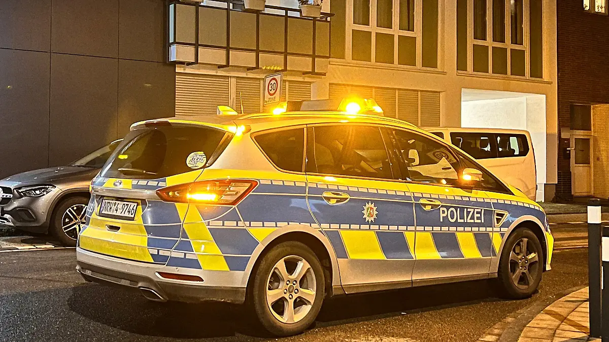 24.10.2023, Nordrhein-Westfalen, Duisburg: Die Polizei arbeitet in einem Haus in Duisburg. Spezialkräfte der Polizei haben einen Mann festgenommen. Nach Berichten von «Spiegel» und «Bild» soll es sich um einen Terrorverdächtigen handeln. Demnach soll er einen Anschlag auf eine pro-israelische Veranstaltung geplant haben. Eine Sprecherin der Polizei Essen wollte die Berichte weder bestätigen noch dementieren. Foto: M. Weber/WTVnews UG Essen/dpa - ACHTUNG: Kennzeichen von Privatfahrzeug und Firmenschild gepixelt +++ dpa-Bildfunk +++