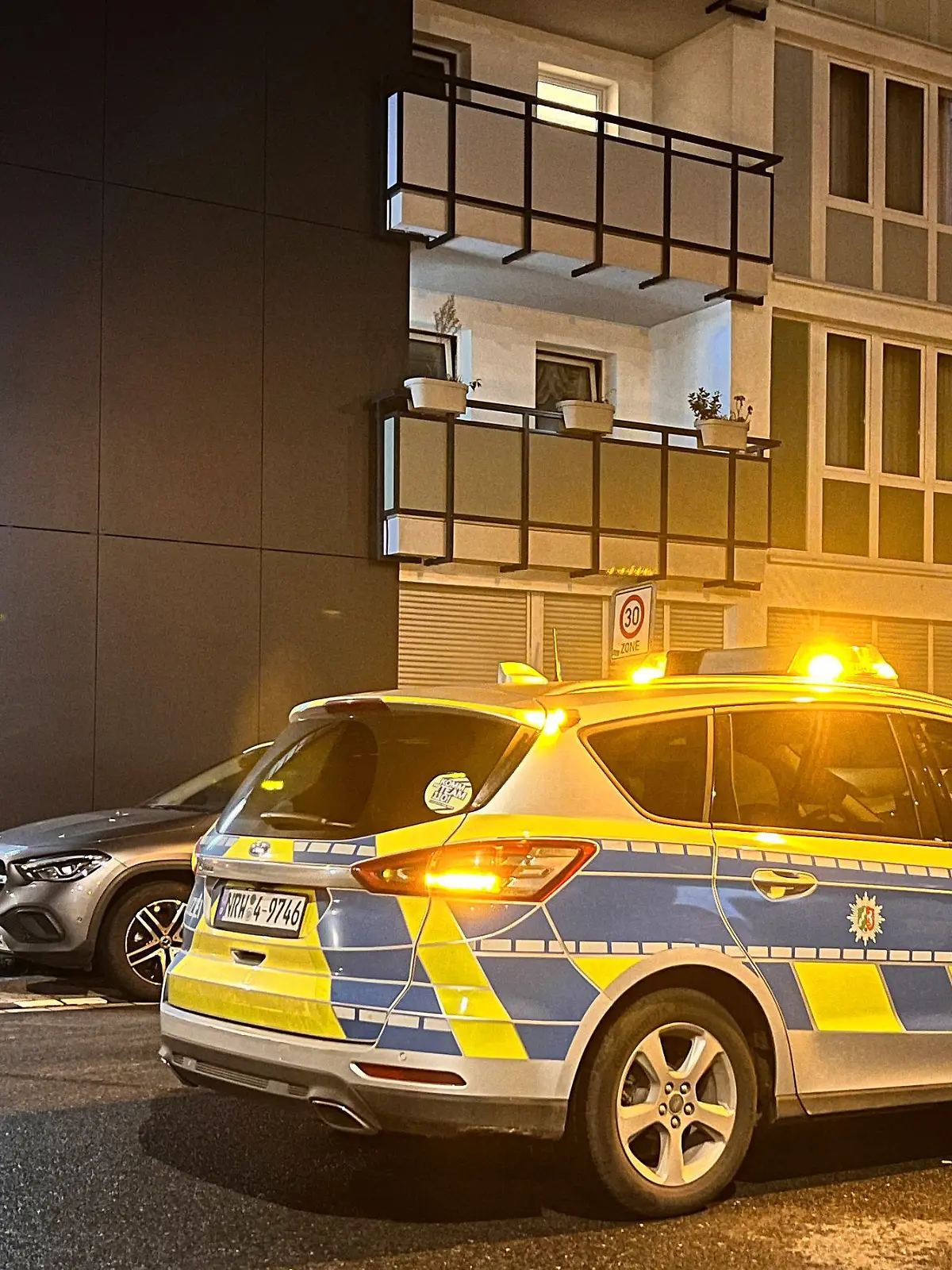 24.10.2023, Nordrhein-Westfalen, Duisburg: Die Polizei arbeitet in einem Haus in Duisburg. Spezialkräfte der Polizei haben einen Mann festgenommen. Nach Berichten von «Spiegel» und «Bild» soll es sich um einen Terrorverdächtigen handeln. Demnach soll er einen Anschlag auf eine pro-israelische Veranstaltung geplant haben. Eine Sprecherin der Polizei Essen wollte die Berichte weder bestätigen noch dementieren. Foto: M. Weber/WTVnews UG Essen/dpa - ACHTUNG: Kennzeichen von Privatfahrzeug und Firmenschild gepixelt +++ dpa-Bildfunk +++