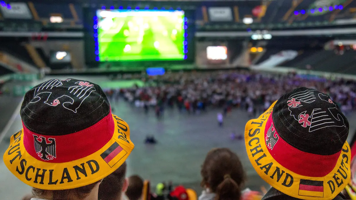 ARCHIV - 12.06.2016, Hessen, Frankfurt/Main: Fußballfans verfolgen beim Public Viewing in der Commerzbank-Arena ein Länderspiel der deutschen Elf. (zu dpa «WM in Katar - Hessens Städte verzichten auf Public Viewing») Foto: Sebastian Stenzel/dpa +++ dpa-Bildfunk +++