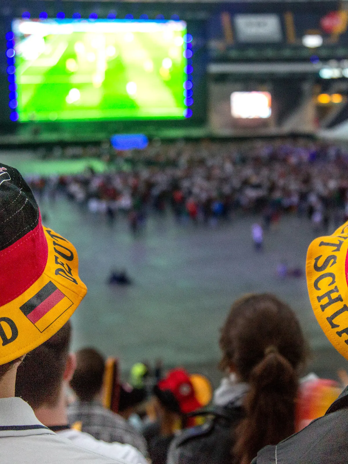 ARCHIV - 12.06.2016, Hessen, Frankfurt/Main: Fußballfans verfolgen beim Public Viewing in der Commerzbank-Arena ein Länderspiel der deutschen Elf. (zu dpa «WM in Katar - Hessens Städte verzichten auf Public Viewing») Foto: Sebastian Stenzel/dpa +++ dpa-Bildfunk +++