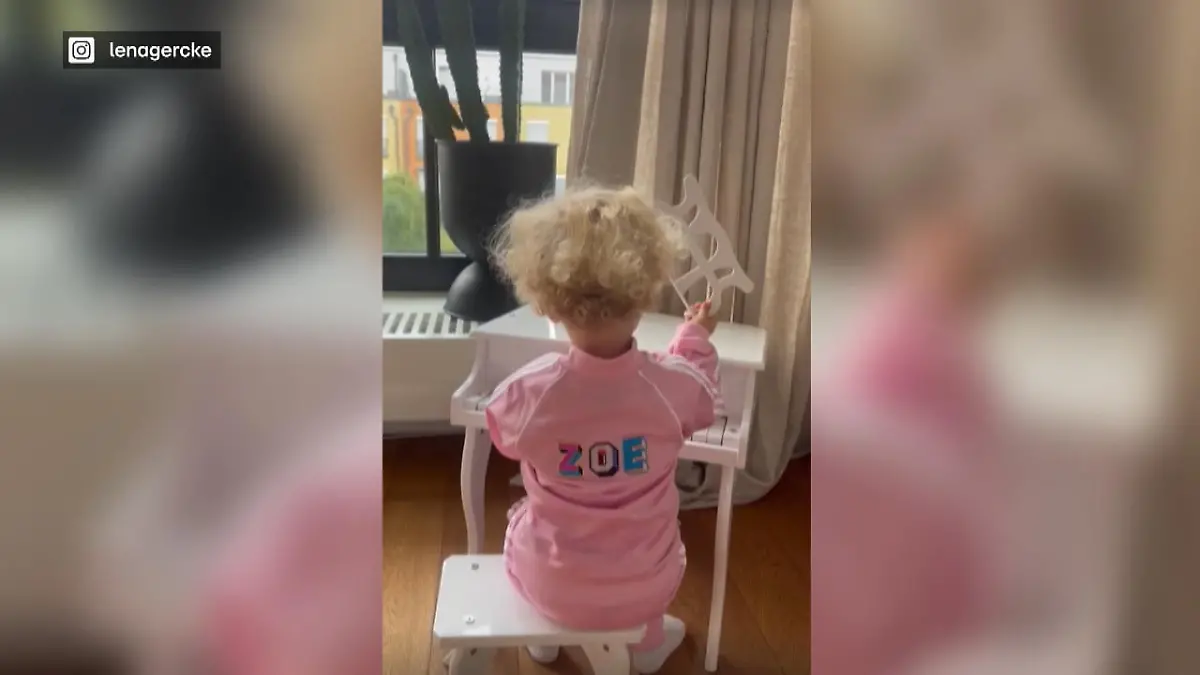 Lena Gerckes Tochter beweist Talent So reist die 2-Jährige Mama aus dem Schlaf