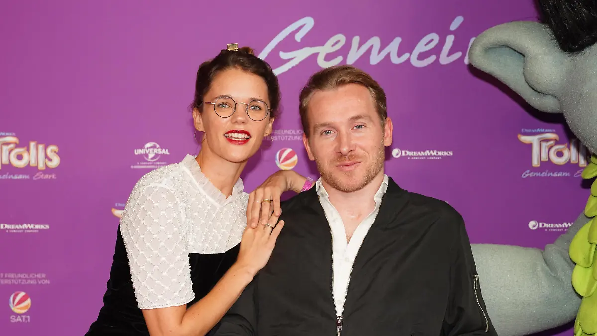 Samuel Koch und Frau Sarah Elena bei der Premiere von ãTrollsÒ Premiere im Klner Cinedom am 08.10.2023 Foto:Christopher Adolph 