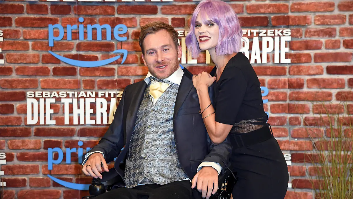 Samuel Koch mit Ehefrau Sarah Elena Timpe bei der Premiere der Amazon Prime Video Serie von Sebastian Fitzeks DIE THERAPIE im Zoo Palast in Berlin am 23.10.2023 *** Samuel Koch with wife Sarah Elena Timpe at the premiere of the Amazon Prime Video series of Sebastian Fitzeks THE THERAPY at the Zoo Palast in Berlin on 23 10 2023