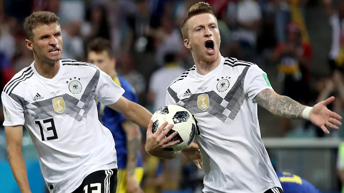 23.06.2018, Russland, Sotschi: Fußball: WM, Deutschland - Schweden, Vorrunde, Gruppe F, 2. Spieltag im Sotschi-Stadion: Torschütze Marco Reus (l) aus Deutschland jubelt mit Thomas Müller aus Deutschland über seinen Treffer zum 1:1. Foto: Thanassis Stavrakis/AP/dpa +++ dpa-Bildfunk +++