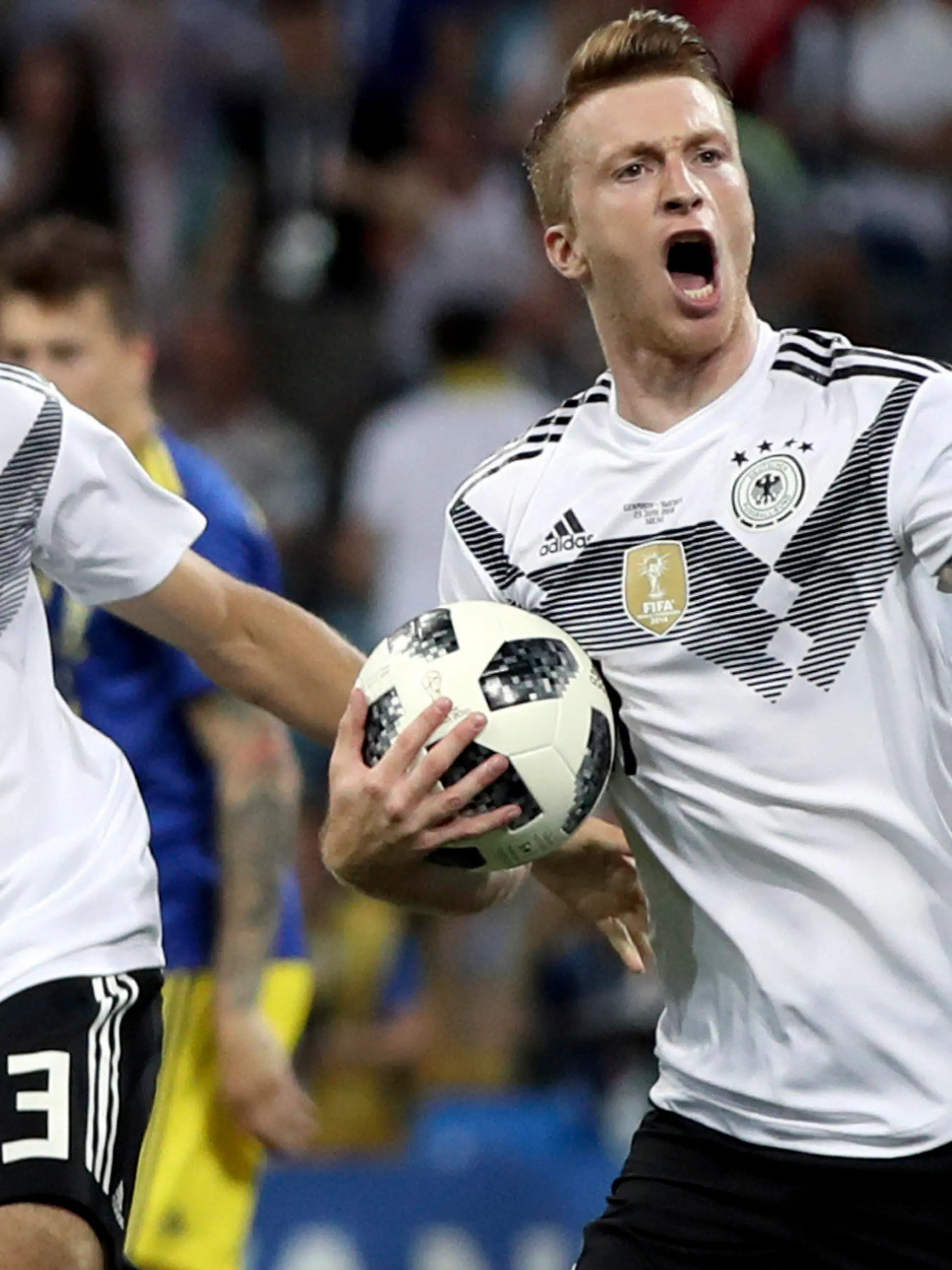 23.06.2018, Russland, Sotschi: Fußball: WM, Deutschland - Schweden, Vorrunde, Gruppe F, 2. Spieltag im Sotschi-Stadion: Torschütze Marco Reus (l) aus Deutschland jubelt mit Thomas Müller aus Deutschland über seinen Treffer zum 1:1. Foto: Thanassis Stavrakis/AP/dpa +++ dpa-Bildfunk +++