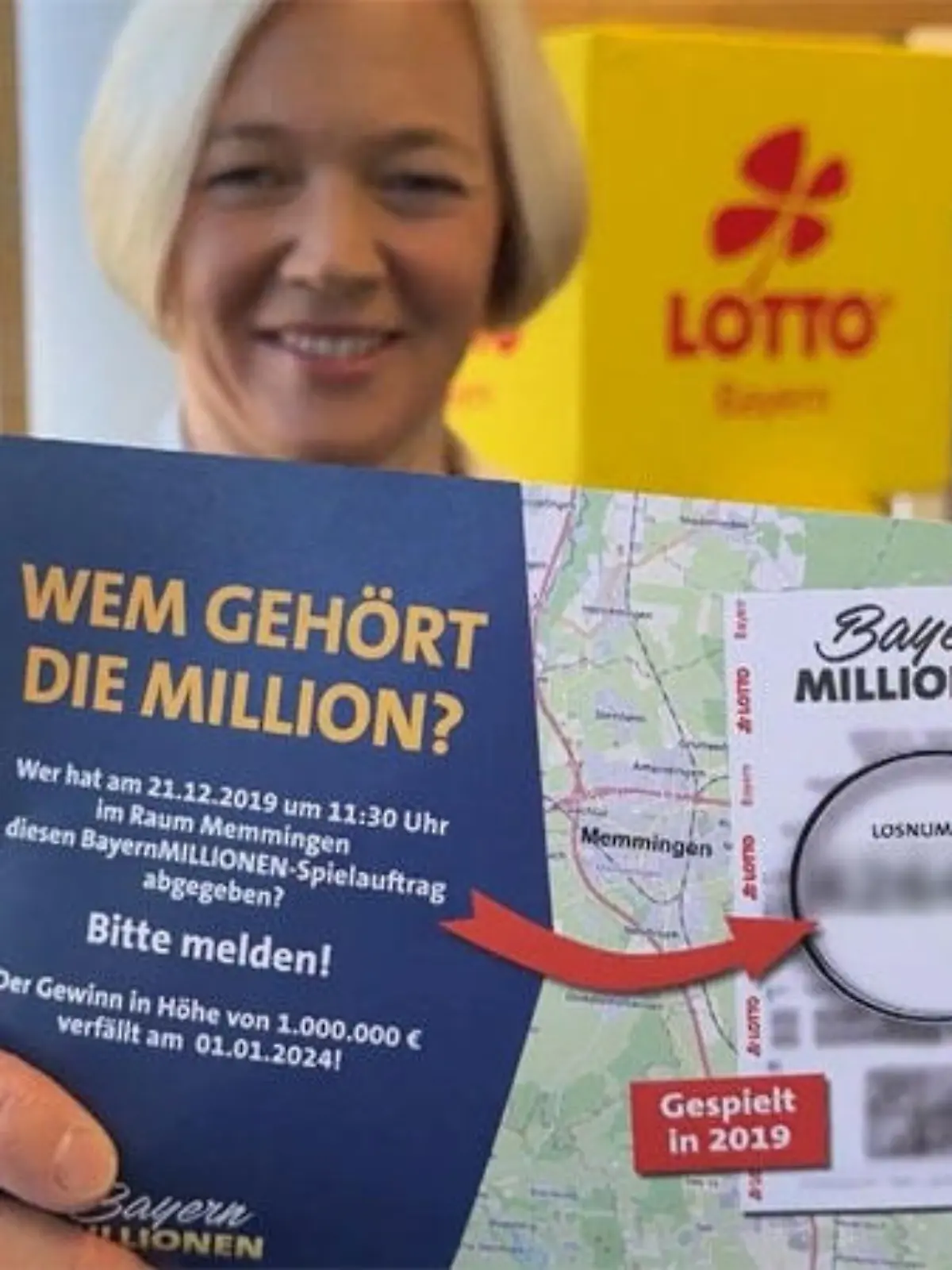 Mit 25.000 Plakaten und Flyern sucht Lotto-Bayern aktuell nach einem Glückspilz, der Millionär ist – zumindest in der Theorie. Denn der oder diejenige hat den Gewinn nie eingelöst. Welche Nummer das Glückslos hat und was passiert, falls sich niemand mehr meldet, sehen Sie im Video.