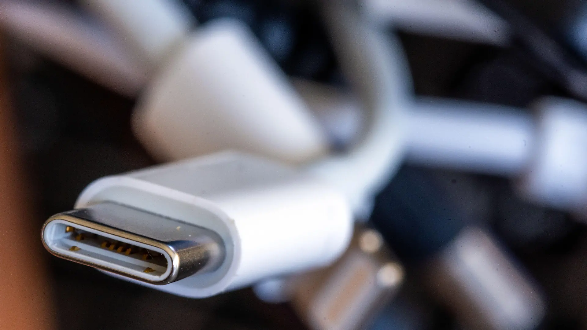 ARCHIV - 04.10.2022, Mecklenburg-Vorpommern, Schwerin: Ein Ladekabel mit USB-C-Stecker liegt neben einem Bündel unterschiedlicher Anschlusskabel. is Ende 2024 wird in Deutschland der einheitliche Ladestandard USB-C für Smartphones und andere Geräte vorgeschrieben. (zu dpa «Einheitliches Ladekabel kommt - Deutschland setzt EU-Vorgabe um») Foto: Jens Büttner/dpa +++ dpa-Bildfunk +++