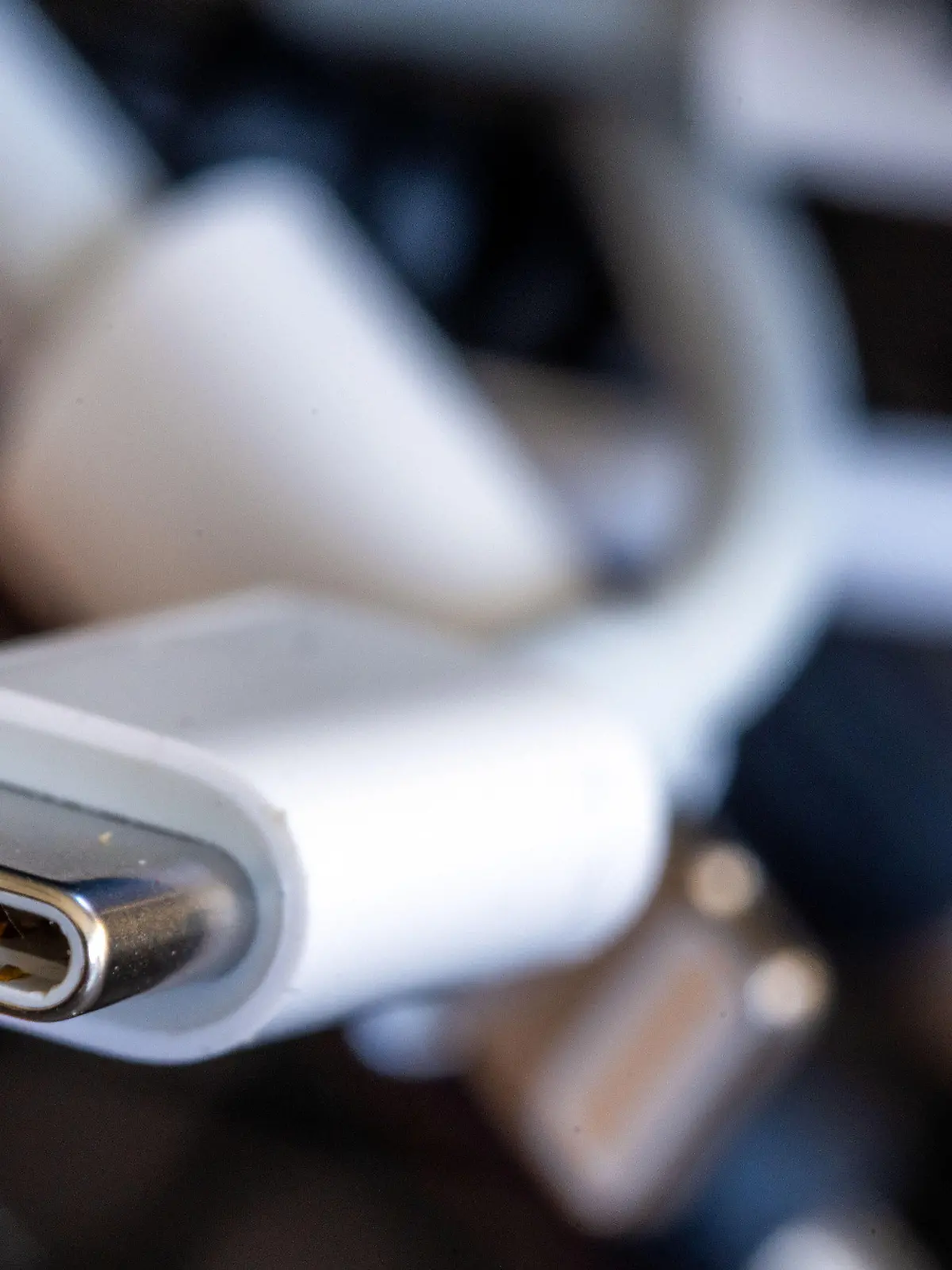 ARCHIV - 04.10.2022, Mecklenburg-Vorpommern, Schwerin: Ein Ladekabel mit USB-C-Stecker liegt neben einem Bündel unterschiedlicher Anschlusskabel. is Ende 2024 wird in Deutschland der einheitliche Ladestandard USB-C für Smartphones und andere Geräte vorgeschrieben. (zu dpa «Einheitliches Ladekabel kommt - Deutschland setzt EU-Vorgabe um») Foto: Jens Büttner/dpa +++ dpa-Bildfunk +++
