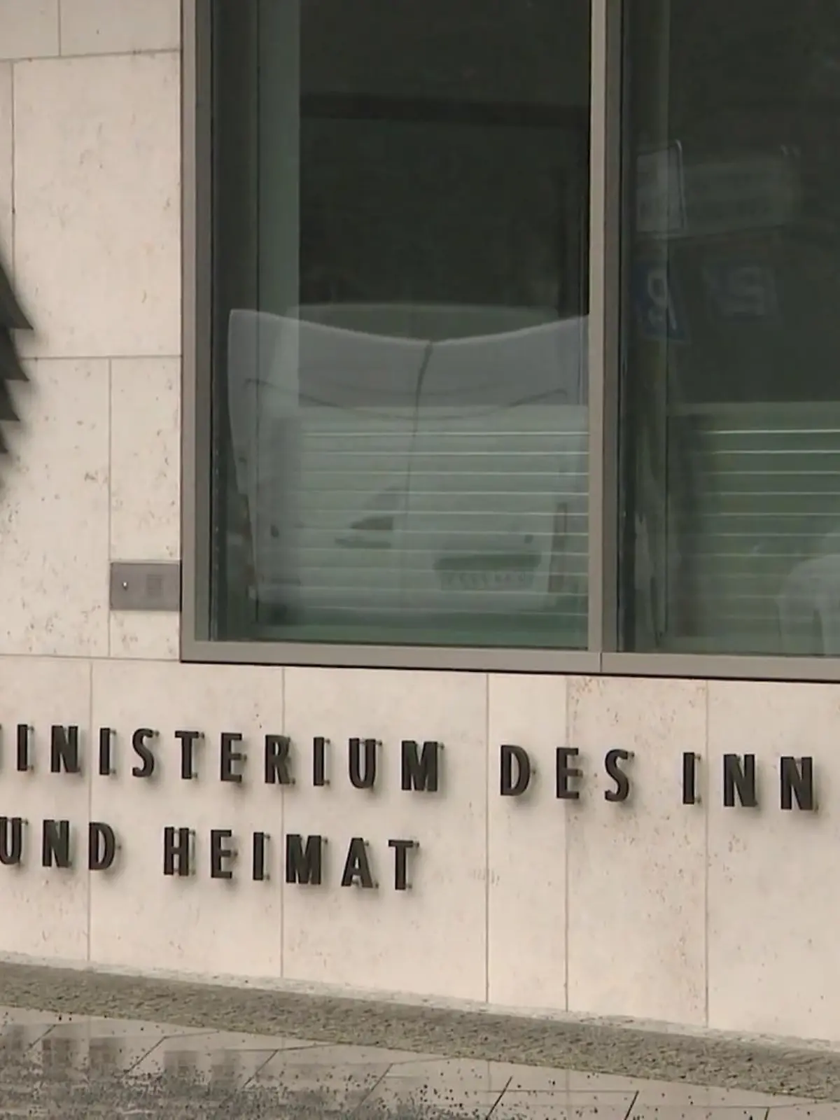 Die Abgeordneten des NRW-Landtags sind wütend auf das Bundesinnenministerium. Der Grund ist eine „Studie“. Mit Fake-Mails sollten Reaktionen überprüft werden: Wie reagieren die Politiker auf Praktikumsbewerbungen von Studenten mit deutschen und ausländischen Namen? Gibt es einen Unterschied? Für viele ein Skandal. Jetzt hat sich sogar der NRW-Landtagspräsident eingeschaltet.