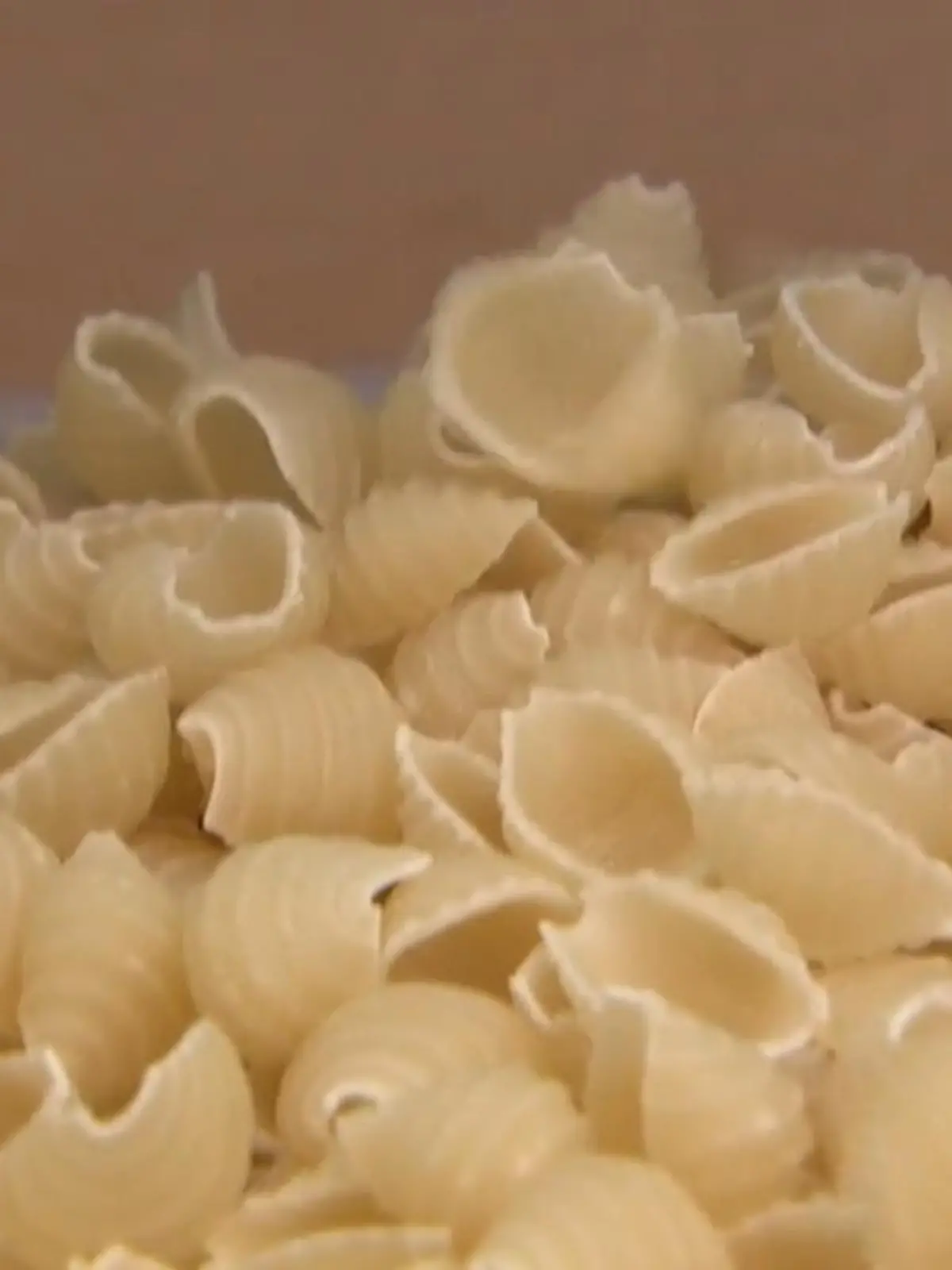 Heute steht alles im Zeichen der Nudel, denn es ist Welt-Pasta-Tag. Der Tag geht angeblich auf eine Initiative des „World Pasta Kongress“ im Jahre 1995 zurück. Ob Penne, Farfalle oder doch die klassischen Spaghetti: Mehr als 600 verschiedene Nudelarten gibt es weltweit. Durchschnittlich acht Kilo Pasta essen wir Deutschen im Jahr. Darüber können die Italiener nur lachen: Dort werden durchschnittlich 30 Kilogramm Nudeln jährlich verputzt. Um die Pasta gebührend zu feiern, hat RTL WEST heute eine Nudelmanufaktur in Wegberg besucht.