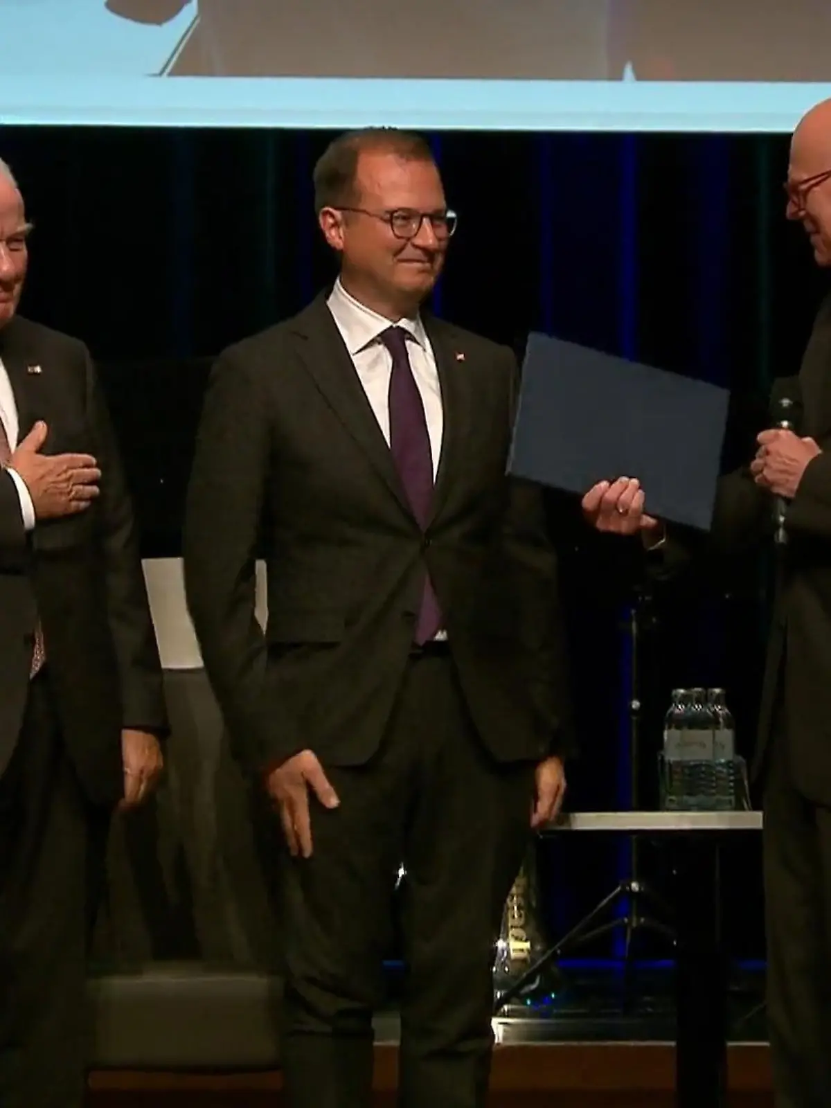 Der Preis für soziale Marktwirtschaft ging gestern Abend nicht nur an ein Unternehmen aus NRW, er wurde auch erstmalig in NRW verliehen. Zum 20. Jubiläum durfte das Familienunternehmen Mennekes ihn in ihrer Heimat – dem Sauerland – entgegennehmen. Das Unternehmen stellt in dritter Generation unter anderem Stecksysteme für E-Autos her. Für seine Innovation, Nachhaltigkeit und sozialem Verantwortungsbewusstsein gegenüber Mitarbeitern und Kunden wurde es von einer Jury geehrt. Überreicht wurden die zwei Medaillen an Vater und Sohn – Walter und Christopher Mennekes.