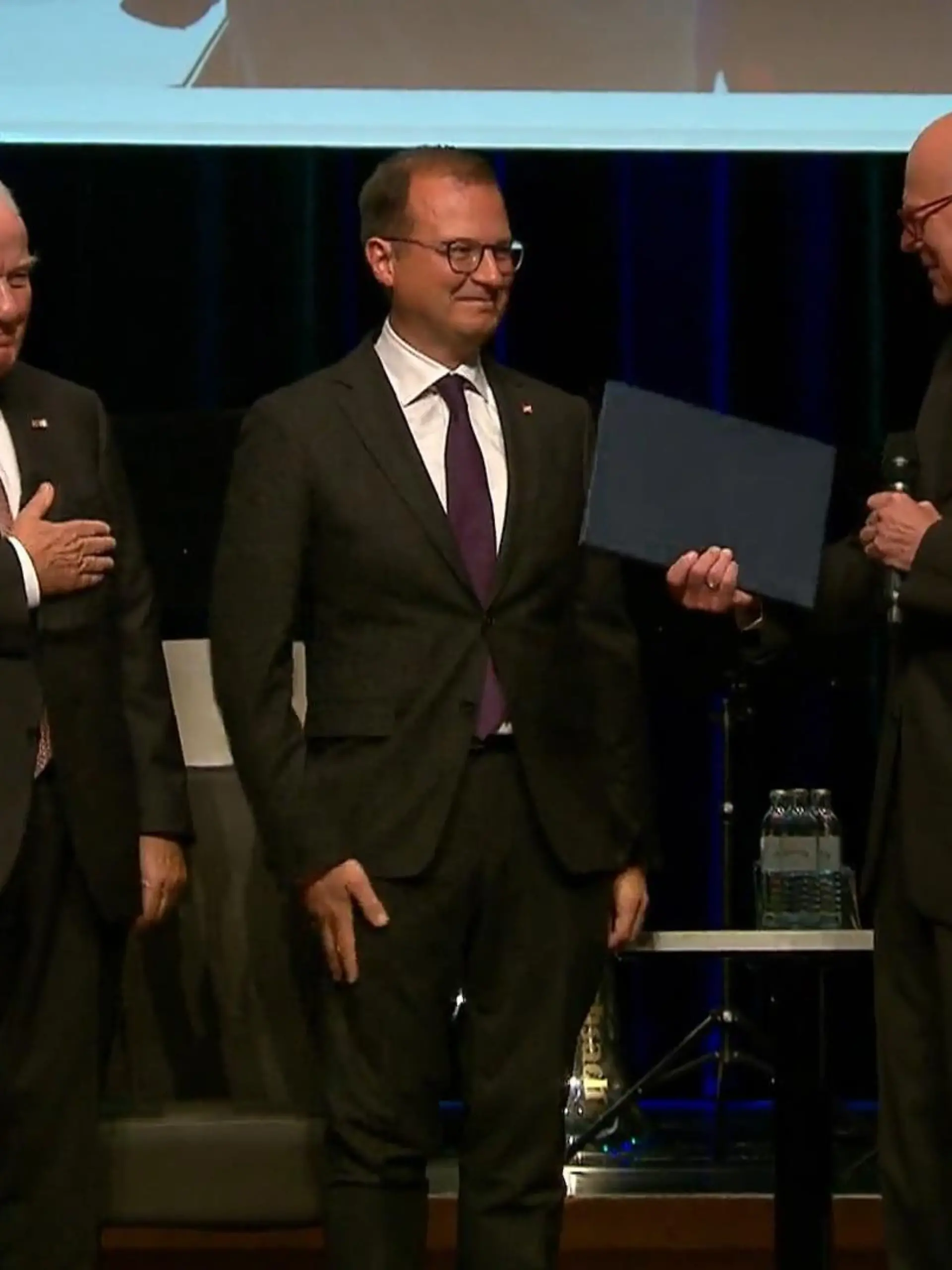 Der Preis für soziale Marktwirtschaft ging gestern Abend nicht nur an ein Unternehmen aus NRW, er wurde auch erstmalig in NRW verliehen. Zum 20. Jubiläum durfte das Familienunternehmen Mennekes ihn in ihrer Heimat – dem Sauerland – entgegennehmen. Das Unternehmen stellt in dritter Generation unter anderem Stecksysteme für E-Autos her. Für seine Innovation, Nachhaltigkeit und sozialem Verantwortungsbewusstsein gegenüber Mitarbeitern und Kunden wurde es von einer Jury geehrt. Überreicht wurden die zwei Medaillen an Vater und Sohn – Walter und Christopher Mennekes.