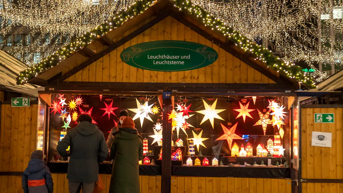 Verkaufsbude, Stand auf dem Weihnachtsmarkt auf dem Kennedyplatz in Essen, während der Corona-Krise, im Dezember 2021, wenige Besucher, 2G Regelung, NRW, Deutschland, Weihnachtsmarkt *** Sales booth, stall at the Christmas market at Kennedyplatz in Essen, Germany, during the Corona crisis, in December 2021, few visitors, 2G scheme, NRW, Germany, Christmas market