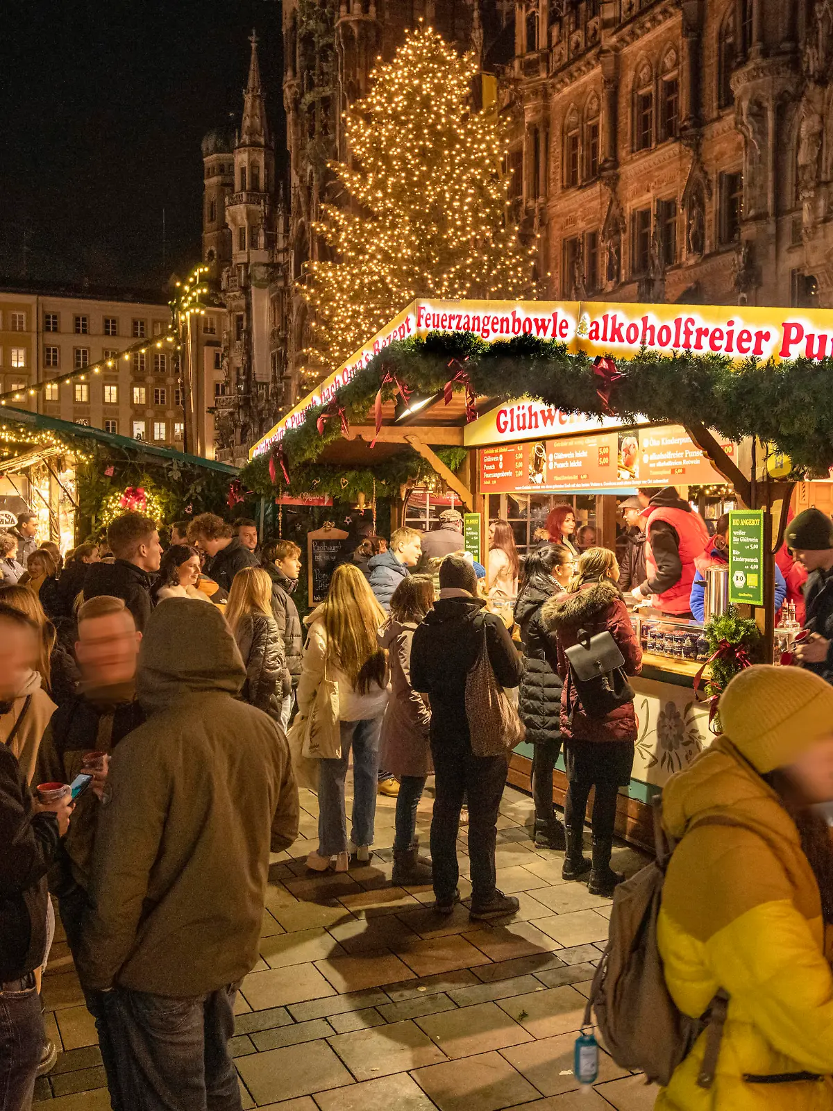  Münchner Christkindlmarkt, traditioneller Weihnachtsmarkt auf dem Marienplatz, Glühweinstand, München, 24. November 2022 Deutschland, München, 24.11.2022, Glühweinstand auf dem Münchner Christkindlmarkt, Tasse Glühwein kostet 5 Euro, viele Münchner besuchen am Freitagabend den Weihnachtsmarkt auf dem Marienplatz, trinken Glühwein und Feuerzangenbowle, vom 21.11. - 24.12. täglich geöffnet, Weihnachtszeit, Adventszeit, November 2022, Herbst, Winter, Bayern, bayerisch, *** Munich Christmas market, traditional Christmas market on Marienplatz, mulled wine stand, Munich, 24 November 2022 Germany, Munich, 24 11 2022, mulled wine stand on Munich Christmas market, cup of mulled wine costs 5 euros, many Munich residents visit the Christmas