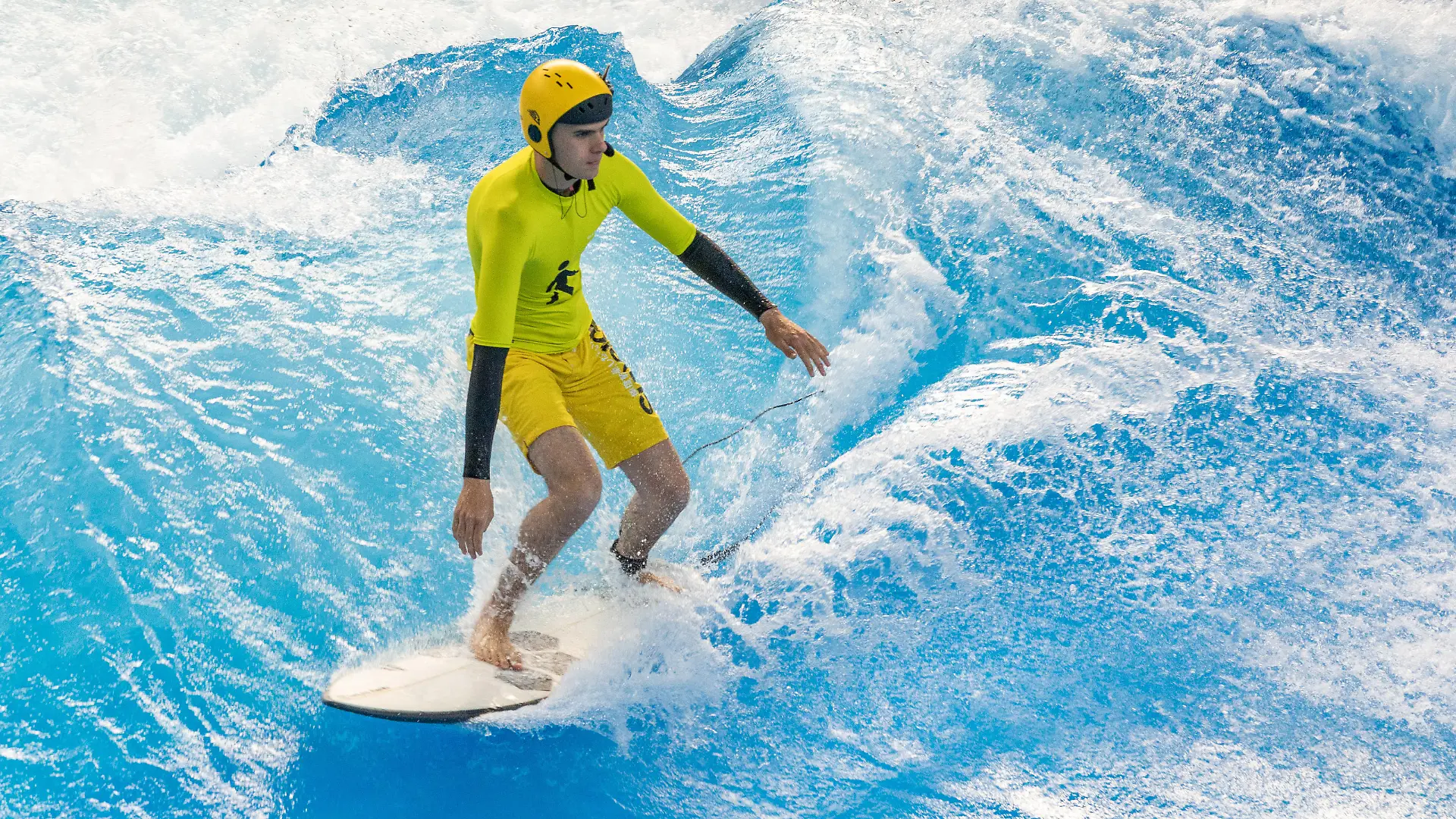 Der blinde Surfer Ben NEUMANN surft mit Unterstützung seines Vaters per Kopfhörer um sich auf der Welle und aud auf dem Umfeld orienteiren kann. - Eröffnungsfeier Grand Opening beim Rhein Riff, der selbsternannten größten Surfhalle der Welt in Düsseldorf Meerbusch 10.06.2023 Düsseldorf Meerbusch NRW Deutschland *** The blind surfer Ben NEUMANN surfs with the support of his father by headphones around on the wave and aud on the environment orienteiren can Opening Ceremony Grand Opening at the Rhein Riff, the self-proclaimed largest surf hall in the world in Düsseldorf Meerbusch 10 06 2023 Düsseldorf Meerbusch NRW Germany