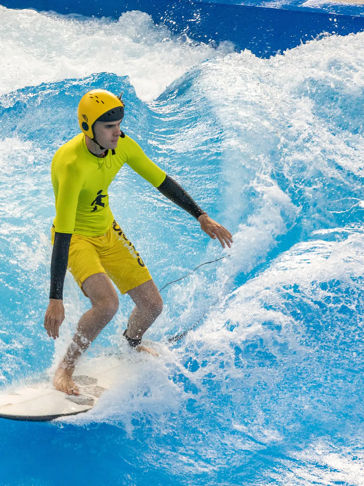 Der blinde Surfer Ben NEUMANN surft mit Unterstützung seines Vaters per Kopfhörer um sich auf der Welle und aud auf dem Umfeld orienteiren kann. - Eröffnungsfeier Grand Opening beim Rhein Riff, der selbsternannten größten Surfhalle der Welt in Düsseldorf Meerbusch 10.06.2023 Düsseldorf Meerbusch NRW Deutschland *** The blind surfer Ben NEUMANN surfs with the support of his father by headphones around on the wave and aud on the environment orienteiren can Opening Ceremony Grand Opening at the Rhein Riff, the self-proclaimed largest surf hall in the world in Düsseldorf Meerbusch 10 06 2023 Düsseldorf Meerbusch NRW Germany