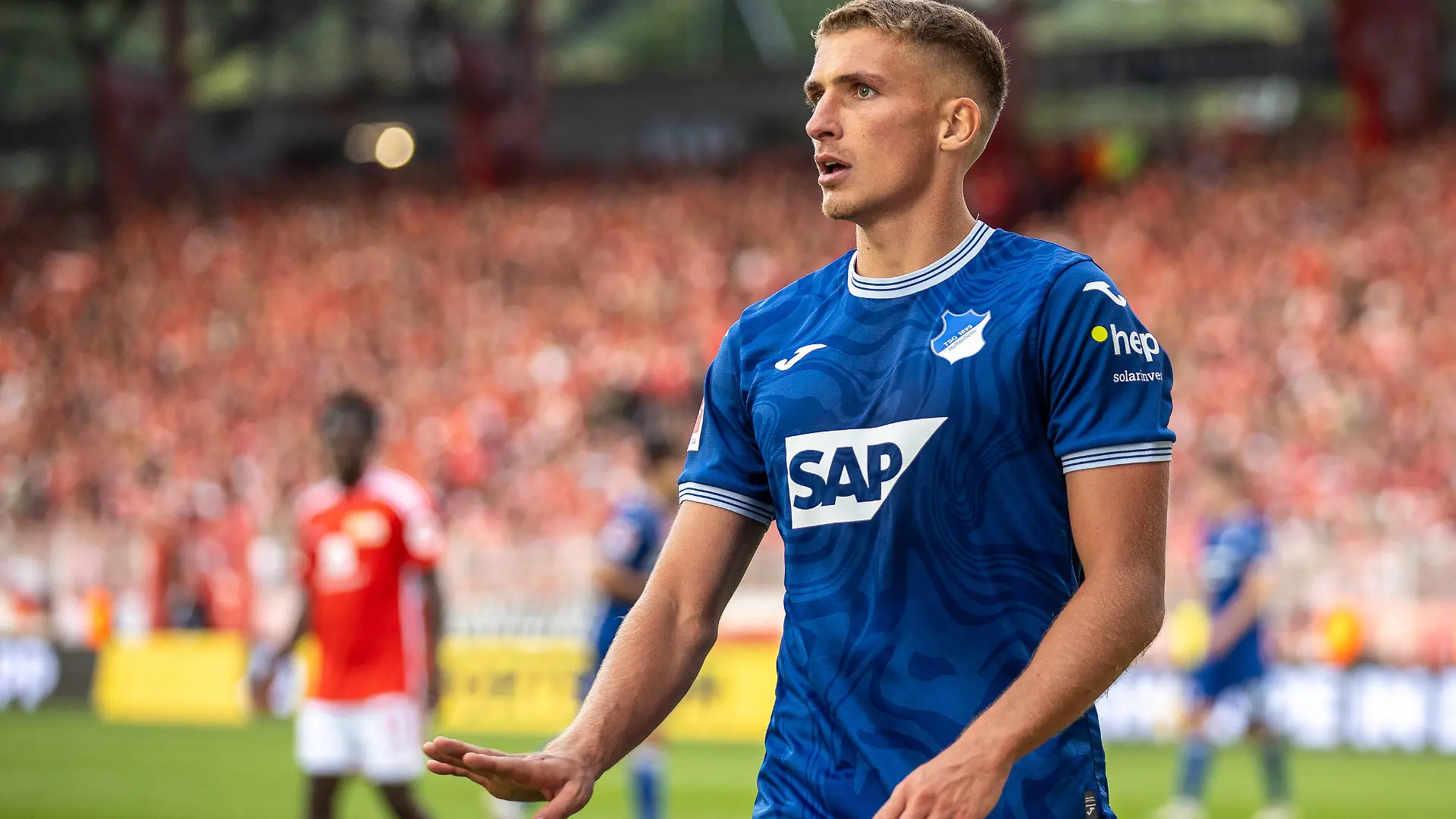 23.09.2023, Berlin: Fußball: Bundesliga, 1. FC Union Berlin - TSG 1899 Hoffenheim, 5. Spieltag, An der Alten Försterei. Grischa Prömel von Hoffenheim läuft gestikulierend über das Spielfeld. (zu dpa: «Hoffenheim feiert vierten Sieg in Serie: «Enorme Entwicklung»») Foto: Andreas Gora/dpa - WICHTIGER HINWEIS: Gemäß den Vorgaben der DFL Deutsche Fußball Liga bzw. des DFB Deutscher Fußball-Bund ist es untersagt, in dem Stadion und/oder vom Spiel angefertigte Fotoaufnahmen in Form von Sequenzbildern und/oder videoähnlichen Fotostrecken zu verwerten bzw. verwerten zu lassen. +++ dpa-Bildfunk +++