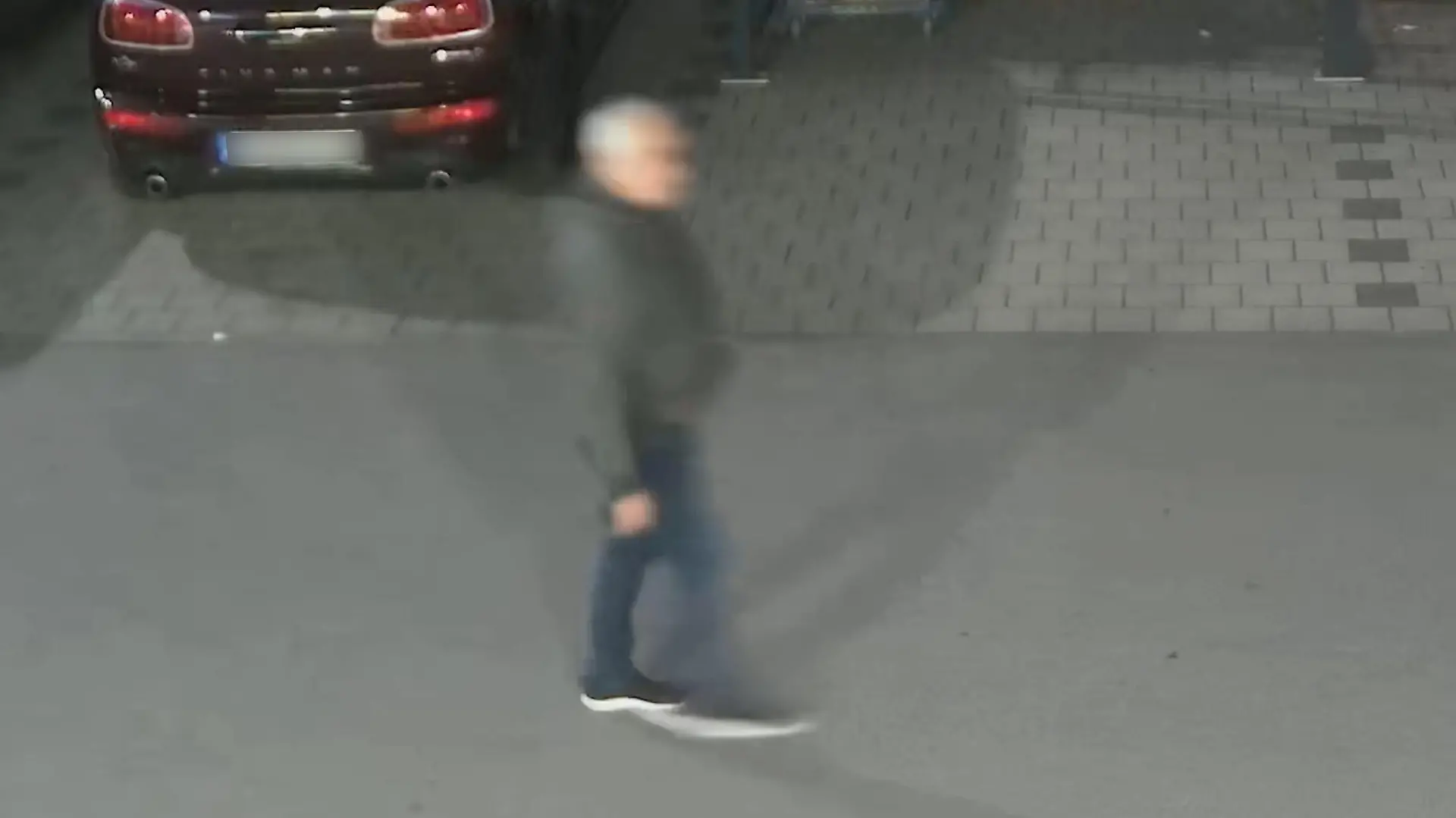 Ein Mann auf einem Supermarktparkplatz.