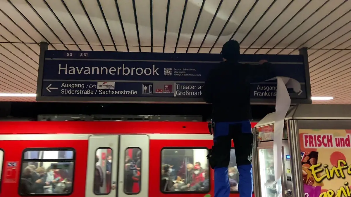 In Hamburg wurden viele Bahn- und Busstationen für zwei Tage umbenannt.