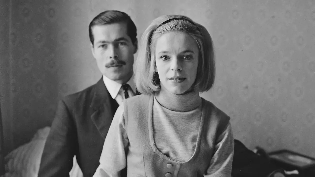 John Bingham, 7th Earl of Lucan (1934 - ?) with his future wife, Veronica Duncan (1937 - 2017) after they announced their engagement, 14th October 1963. The couple were married on 20th November. In 1974, Lord Lucan disappeared, suspected of murder. He was never found and was declared dead in 2016. (Photo byTerry Fincher/Daily Express/Hulton Archive/Getty Images)
