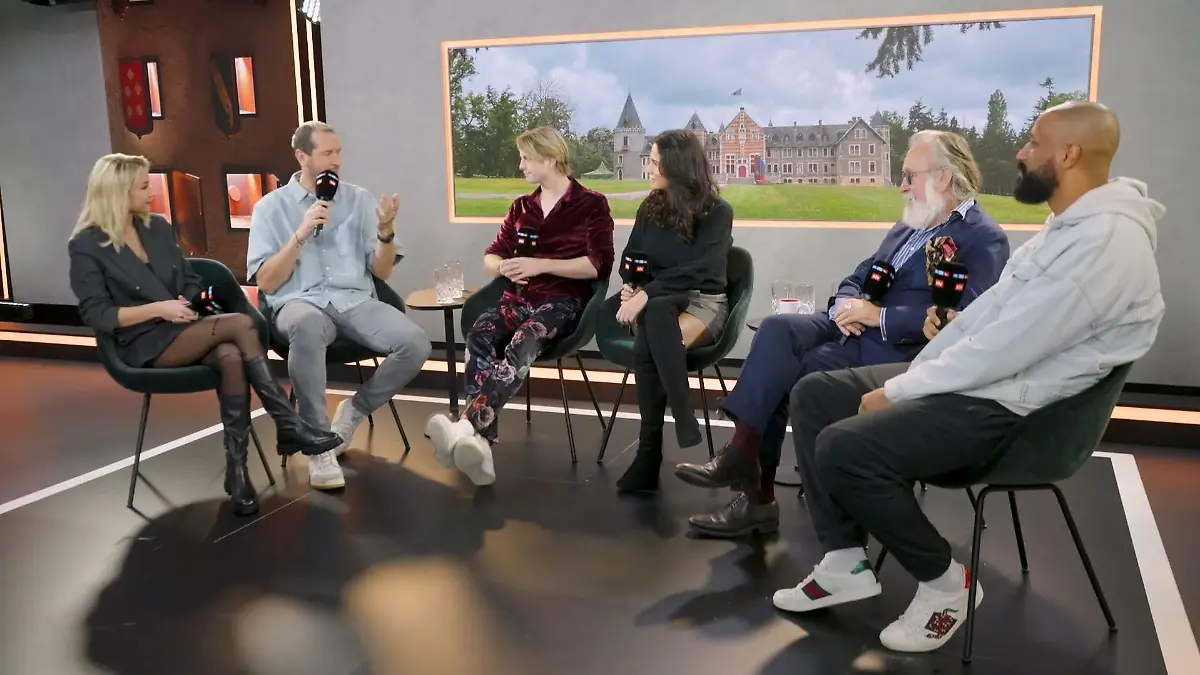 Anna-Carina Woitschack, Pascal Hens, Vincent Gross, Mariella Ahrens, Friedrich Liechtenstein und Jalil treffen sich zur Aussprache nach dem Verräter-Finale.