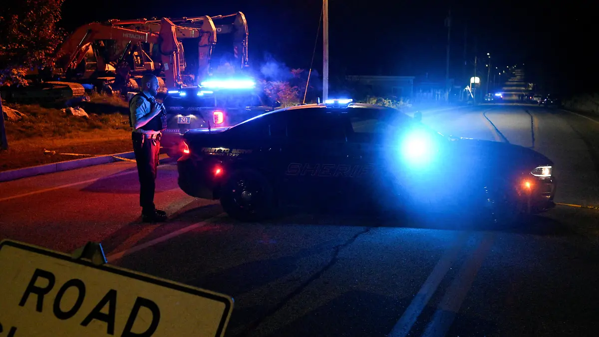 Police close Lincoln Street leading to Schemengees Bar & Grille Restaurant after deadly mass shootings in Lewiston, Maine, U.S. October 26, 2023.  REUTERS/Nicholas Pfosi
