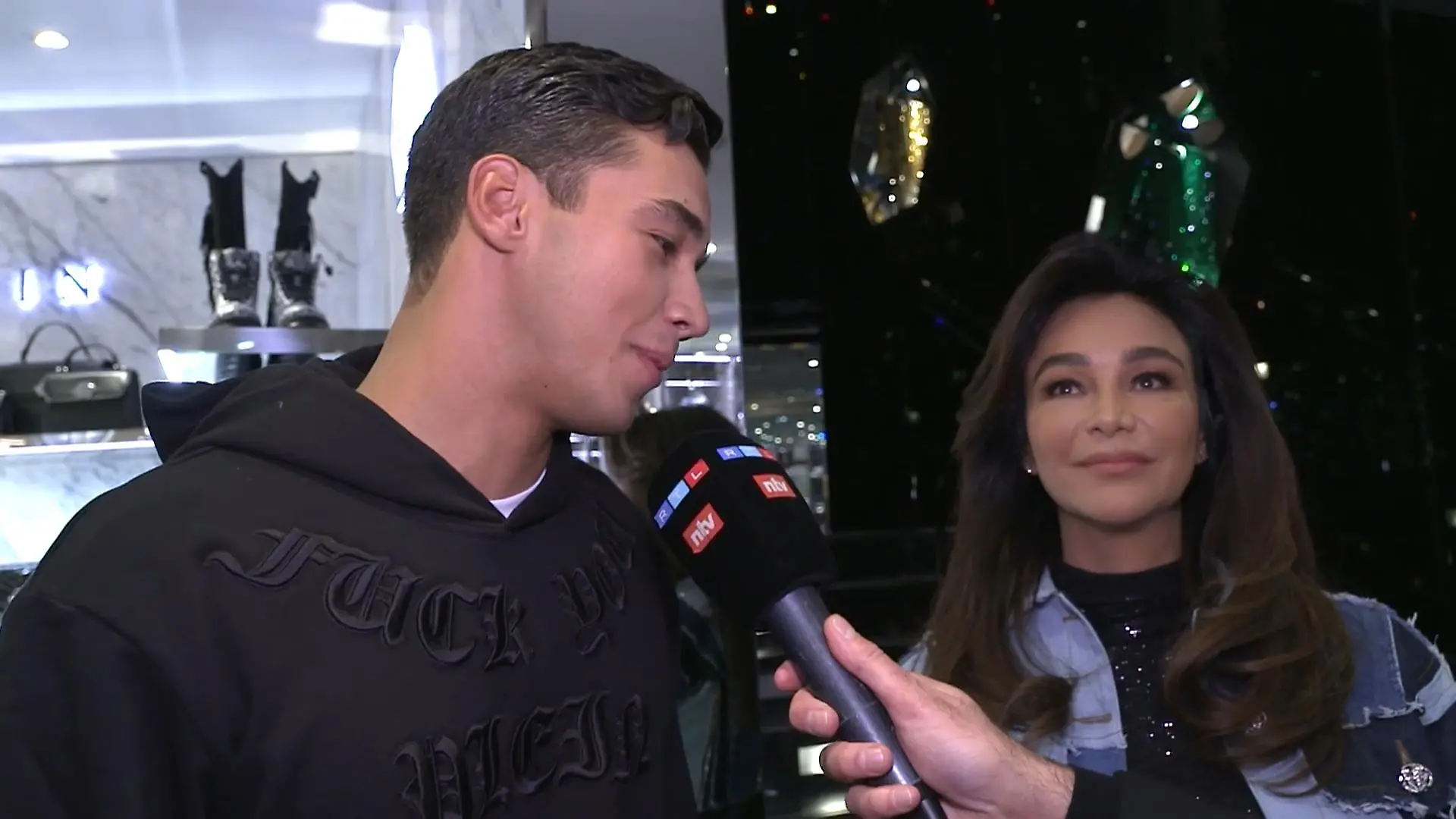 Wie ist das, wenn sich die Mama „Super-MILF" nennt? Diego Pooth im Interview