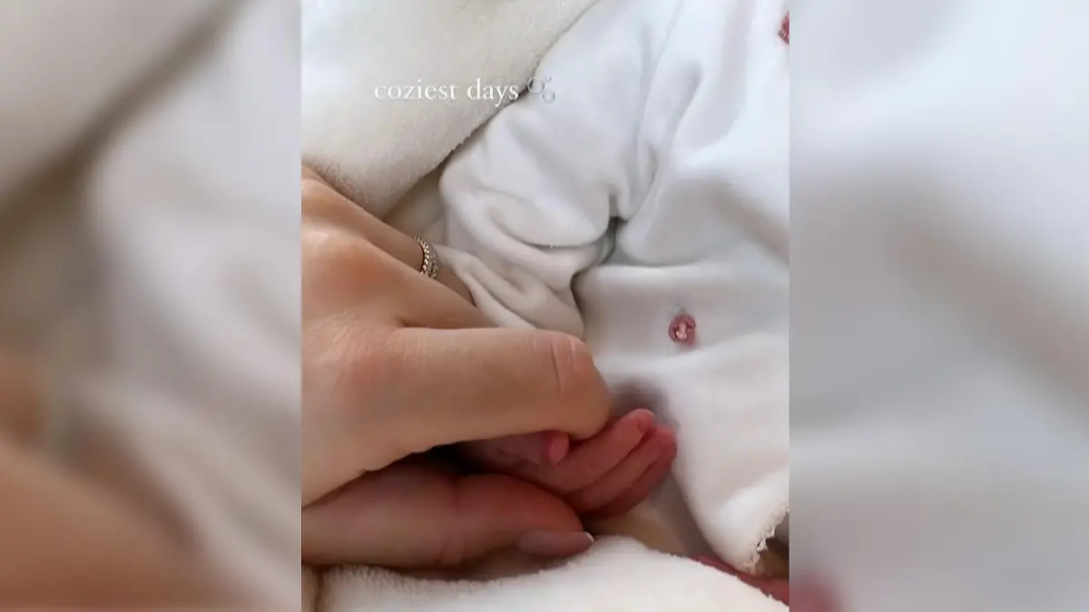 Screenshot aus Ann-Kathrin Götzes Instagram-Story: Sie hält die Hand ihres Babys.