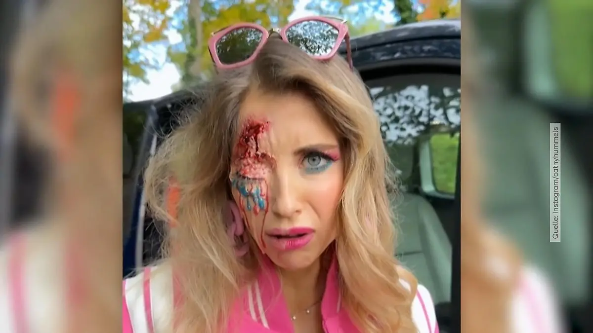 Monster-Cathy erschreckt Sohn Ludwig Halloween-Streich