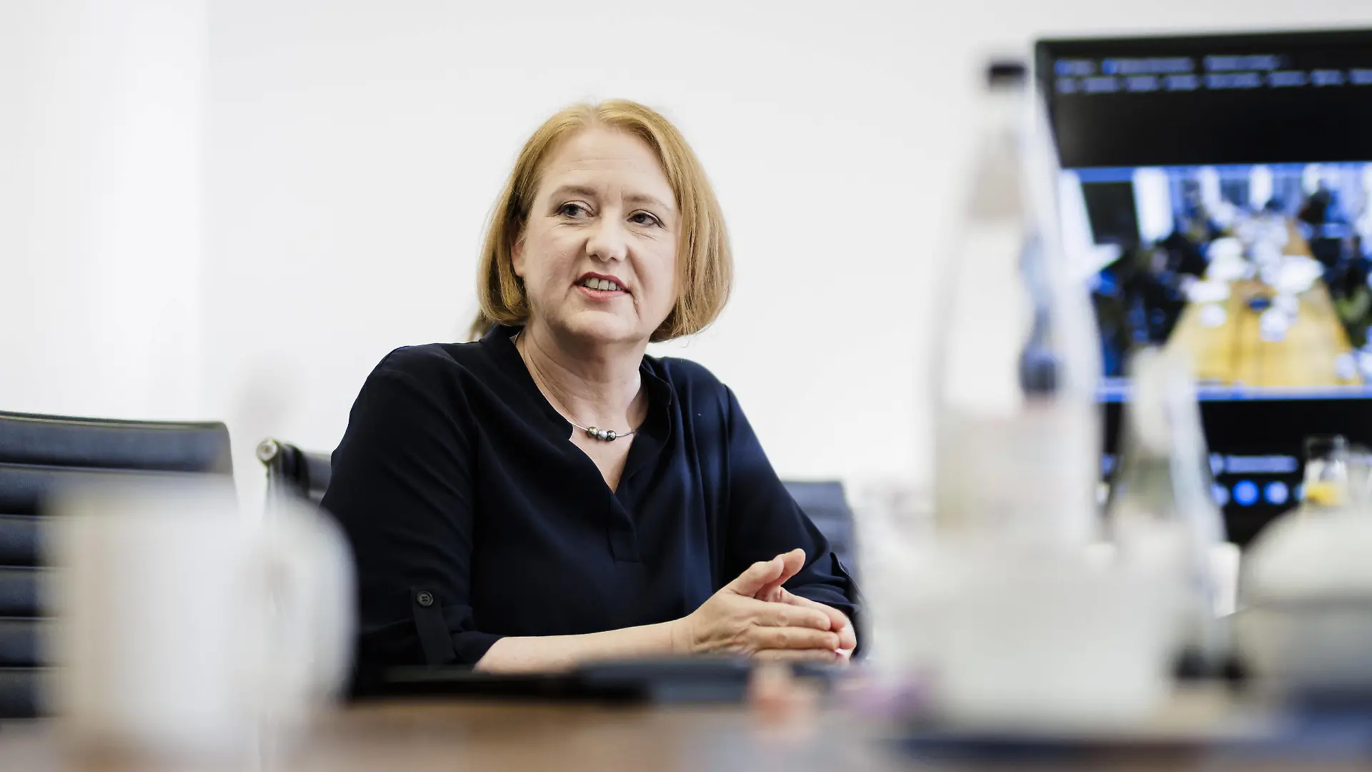 Lisa Paus Buendnis 90/Die Gruenen, Bundesministerin fuer Familie, Senioren, Frauen und Jugend, trifft Akteure aus dem Kompetenznetzwerk Antisemitismus zu einem Gespraech in Berlin, 18.10.2023. Berlin Deutschland *** Lisa Paus Buendnis 90 Die Gruenen , Federal Minister for Family Affairs, Senior Citizens, Women and Youth, meets stakeholders from the Competence Network Anti-Semitism for a discussion in Berlin, 18 10 2023 Berlin Germany Copyright: xFelixxZahnx