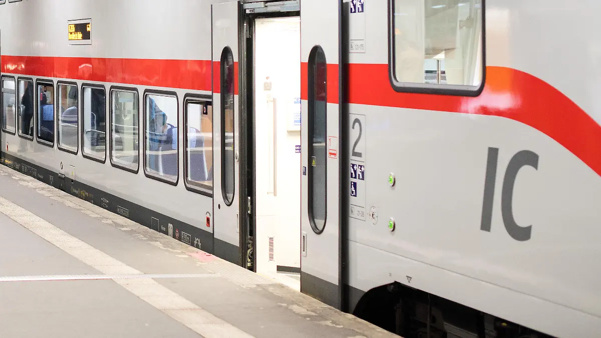 ARCHIV - Ein IC 2 der Deutschen Bahn steht am 15.12.2016 im Hauptbahnhof in Hannover (Niedersachsen). (zu dpa: «Bahn testet neue IC-Doppelstockzüge auf Gäubahn» vom 08.05.2017) Foto: Julian Stratenschulte/dpa +++(c) dpa - Bildfunk+++