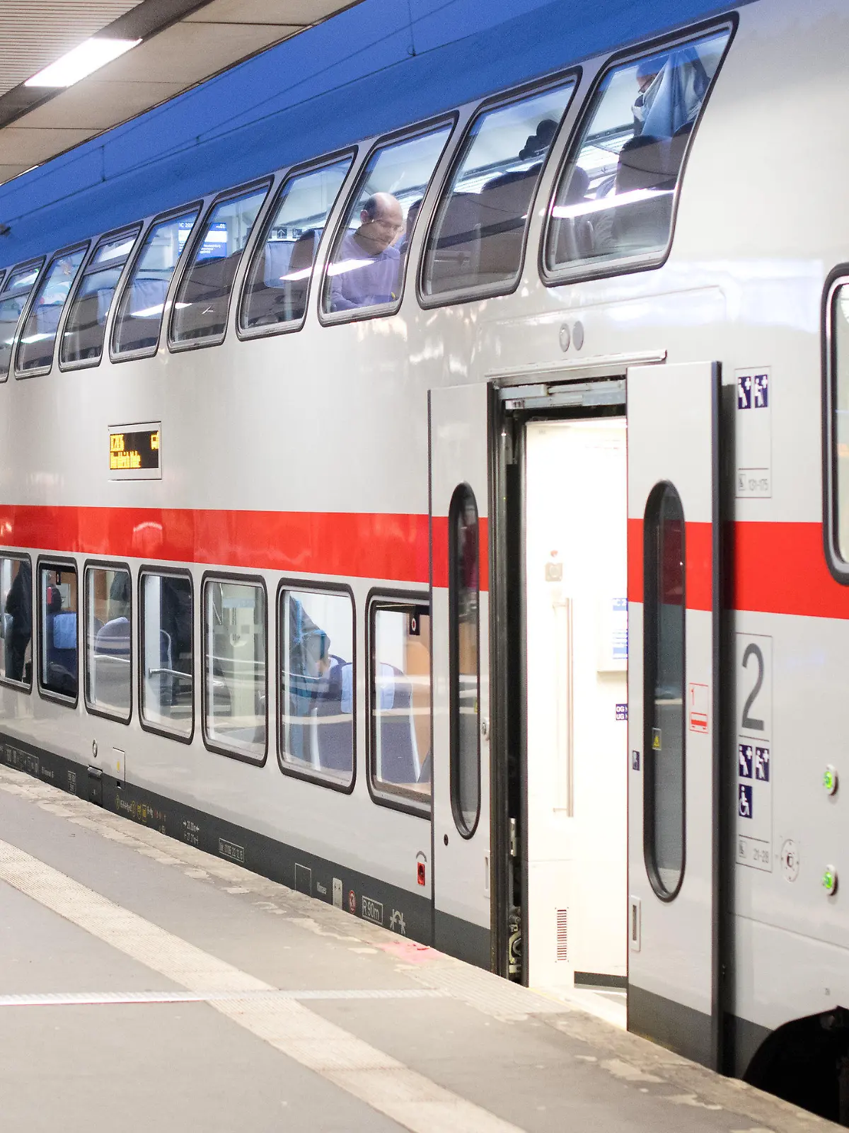 ARCHIV - Ein IC 2 der Deutschen Bahn steht am 15.12.2016 im Hauptbahnhof in Hannover (Niedersachsen). (zu dpa: «Bahn testet neue IC-Doppelstockzüge auf Gäubahn» vom 08.05.2017) Foto: Julian Stratenschulte/dpa +++(c) dpa - Bildfunk+++