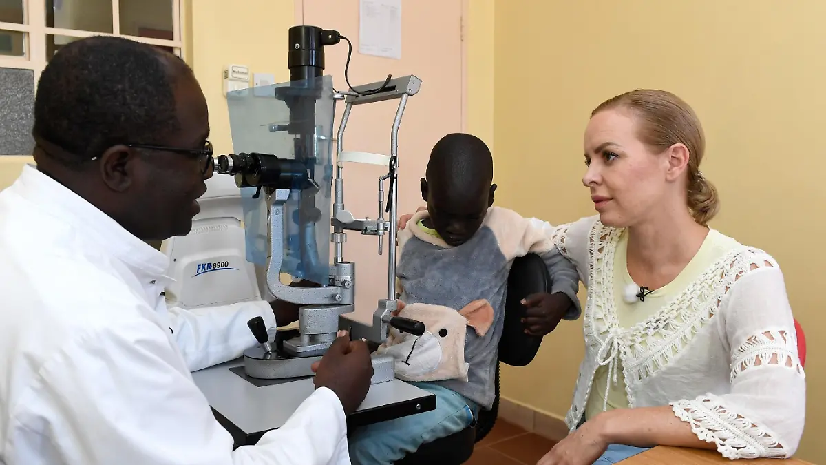 49% der Bevölkerung in Malawi lebt mit einer Sehbehinderung. Vor allem bei Kindern sind Erkrankungen der Augen oftmals noch gut behandelbar. Jedoch gibt es für Kinder nur ein Zentrum im Land und viele Familien müssen den weiten Weg auf sich nehmen. Um das zu Ändern soll in Mzuzu ein Zentralkrankenhaus finanziert werden um speziell für Kinder sorgen zu können. Projektpatin Isabel Edvardsson mit Augenarzt Dr. Patty Mopamboli.
Achtung: Bei Veröffentlichung müssen "RTL-Spendenmarathon", bzw. "Stiftung RTL - Wir helfen Kindern" erwähnt werden!! Die Verwendung des sendungsbezogenen Materials ist nur mit dem Hinweis und Verlinkung auf RTL+ gestattet.