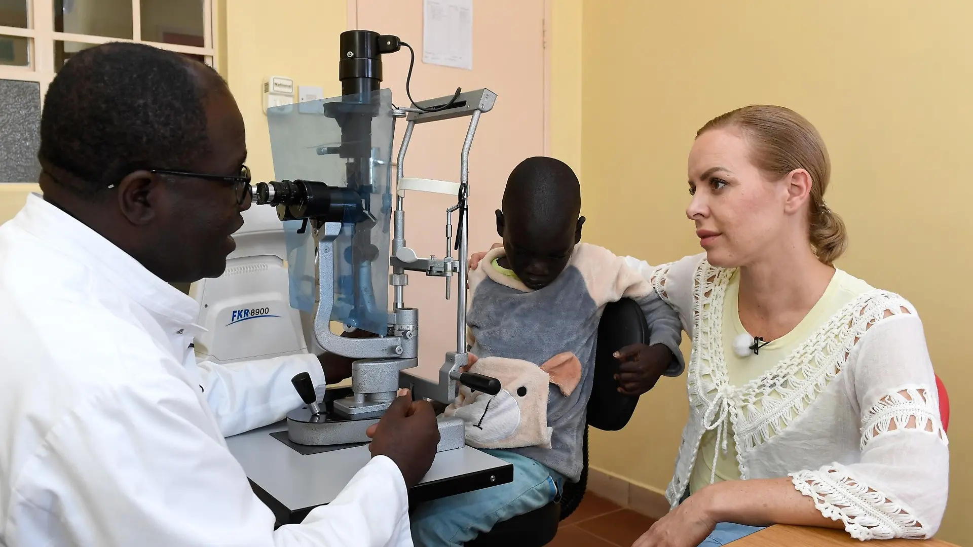 49% der Bevölkerung in Malawi lebt mit einer Sehbehinderung. Vor allem bei Kindern sind Erkrankungen der Augen oftmals noch gut behandelbar. Jedoch gibt es für Kinder nur ein Zentrum im Land und viele Familien müssen den weiten Weg auf sich nehmen. Um das zu Ändern soll in Mzuzu ein Zentralkrankenhaus finanziert werden um speziell für Kinder sorgen zu können. Projektpatin Isabel Edvardsson mit Augenarzt Dr. Patty Mopamboli.
Achtung: Bei Veröffentlichung müssen "RTL-Spendenmarathon", bzw. "Stiftung RTL - Wir helfen Kindern" erwähnt werden!! Die Verwendung des sendungsbezogenen Materials ist nur mit dem Hinweis und Verlinkung auf RTL+ gestattet.
