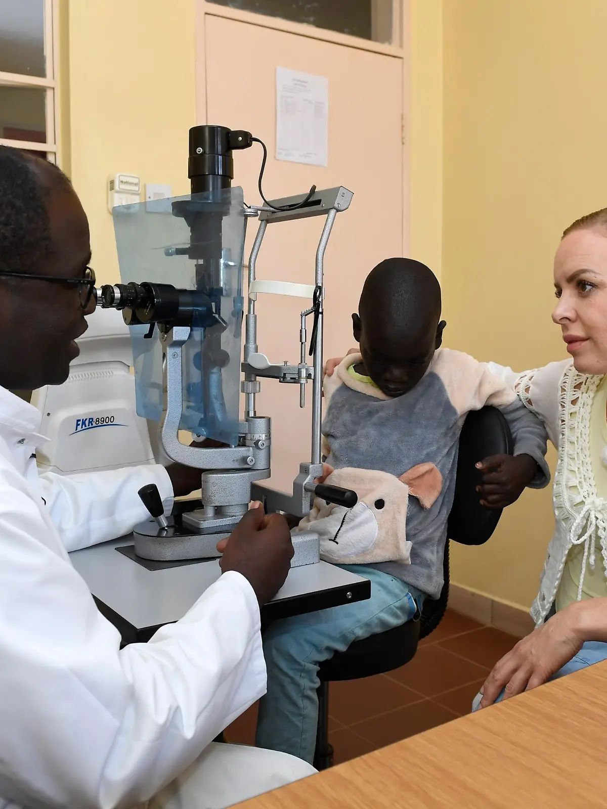 49% der Bevölkerung in Malawi lebt mit einer Sehbehinderung. Vor allem bei Kindern sind Erkrankungen der Augen oftmals noch gut behandelbar. Jedoch gibt es für Kinder nur ein Zentrum im Land und viele Familien müssen den weiten Weg auf sich nehmen. Um das zu Ändern soll in Mzuzu ein Zentralkrankenhaus finanziert werden um speziell für Kinder sorgen zu können. Projektpatin Isabel Edvardsson mit Augenarzt Dr. Patty Mopamboli.


Achtung: Bei Veröffentlichung müssen "RTL-Spendenmarathon", bzw. "Stiftung RTL - Wir helfen Kindern" erwähnt werden!!  Die Verwendung des sendungsbezogenen Materials ist nur mit dem Hinweis und Verlinkung auf RTL+ gestattet.