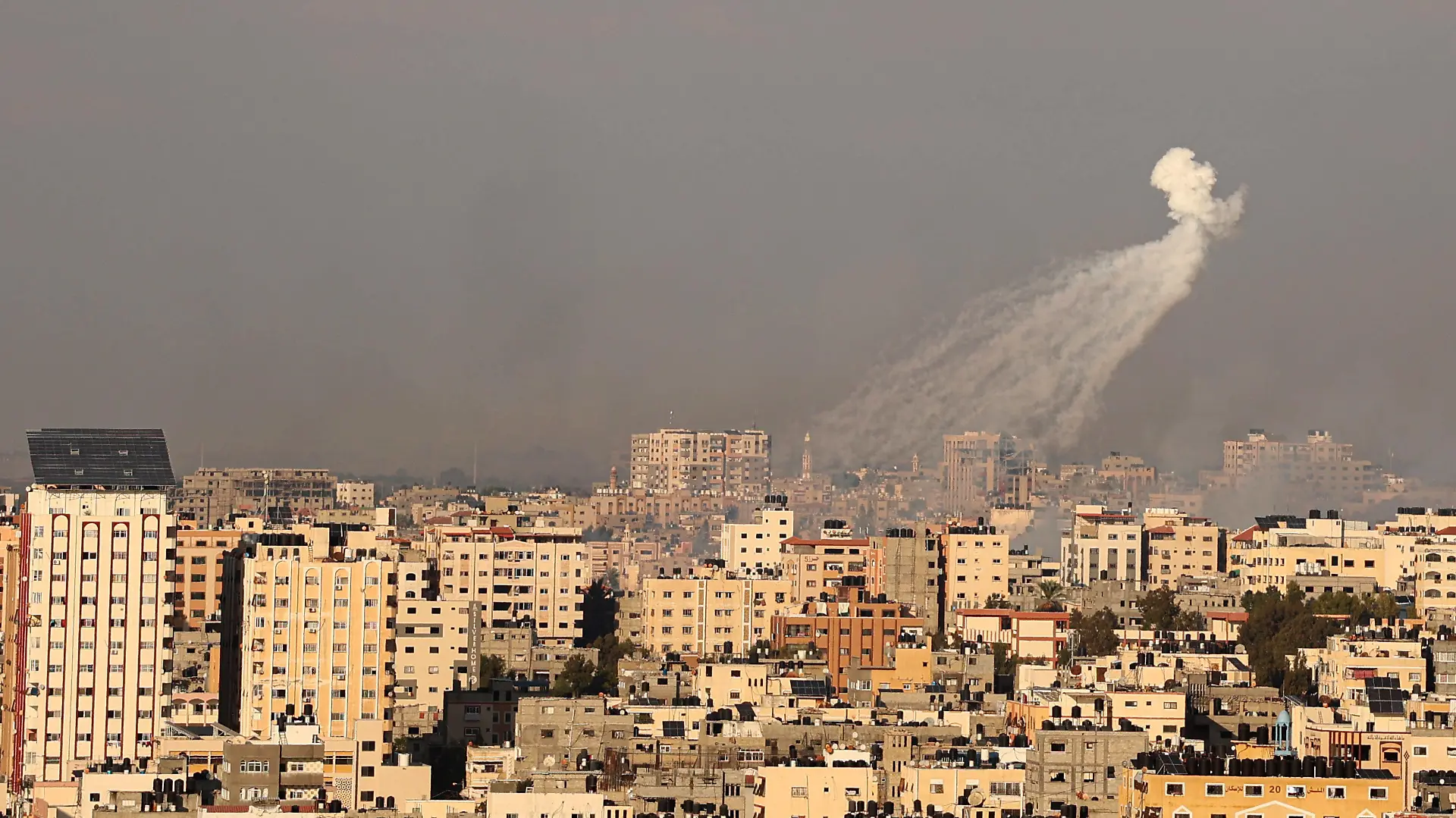 October 10, 2023, Gaza, Palestine: A phosphorus missile fired by Israeli aircraft over the sky of Gaza City Israel said it recaptured Gaza border areas from Hamas as the war s death toll passed 3,000 on October 10, the fourth day of gruelling fighting since the Islamists launched a surprise attack. Gaza Palestine - ZUMAs197 20231010_aaa_s197_278 Copyright: xAhmedxZakotx