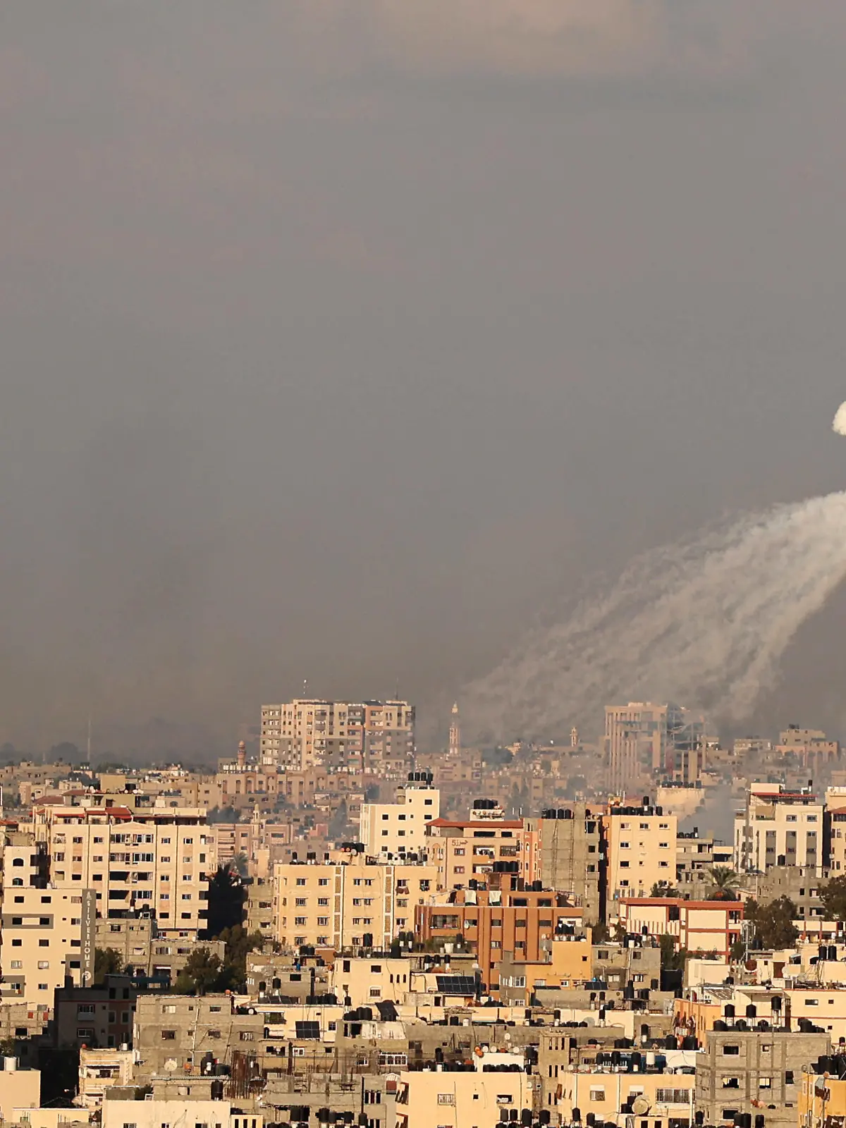 October 10, 2023, Gaza, Palestine: A phosphorus missile fired by Israeli aircraft over the sky of Gaza City Israel said it recaptured Gaza border areas from Hamas as the war s death toll passed 3,000 on October 10, the fourth day of gruelling fighting since the Islamists launched a surprise attack. Gaza Palestine - ZUMAs197 20231010_aaa_s197_278 Copyright: xAhmedxZakotx