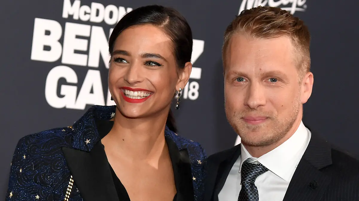 ARCHIV - 10.11.2018, Bayern, München: Oliver Pocher (r), Comedian, und Ehefrau Amira Aly, Model, kommen zur Benefiz-Gala zugunsten der McDonald's Kinderhilfe-Stiftung. (zu dpa: "«Vertrauensverlust» - Pocher kündigt Ende des Podcasts mit Amira an") Foto: Tobias Hase/dpa +++ dpa-Bildfunk +++