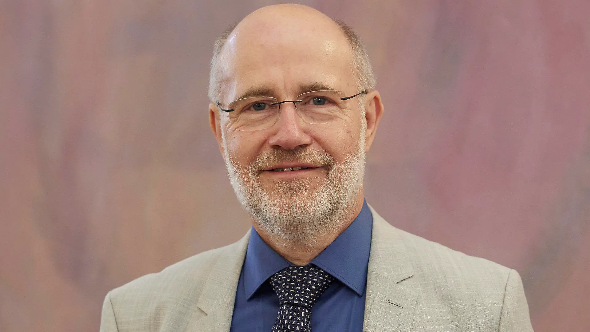 09.10.2023, Berlin: Harald Lesch kommt zur Verleihung eines Verdienstordens zum Tag der Deutschen Einheit ins Schloss Bellevue. Ausgezeichnet werden 15 Frauen und 8 Männer, die sich für mehr Bildungsgerechtigkeit einsetzen, sich um benachteiligte Kinder und Jugendliche kümmern, zum Klimawandel forschen oder der Integration von Zugewanderten widmen. Foto: Joerg Carstensen/dpa +++ dpa-Bildfunk +++