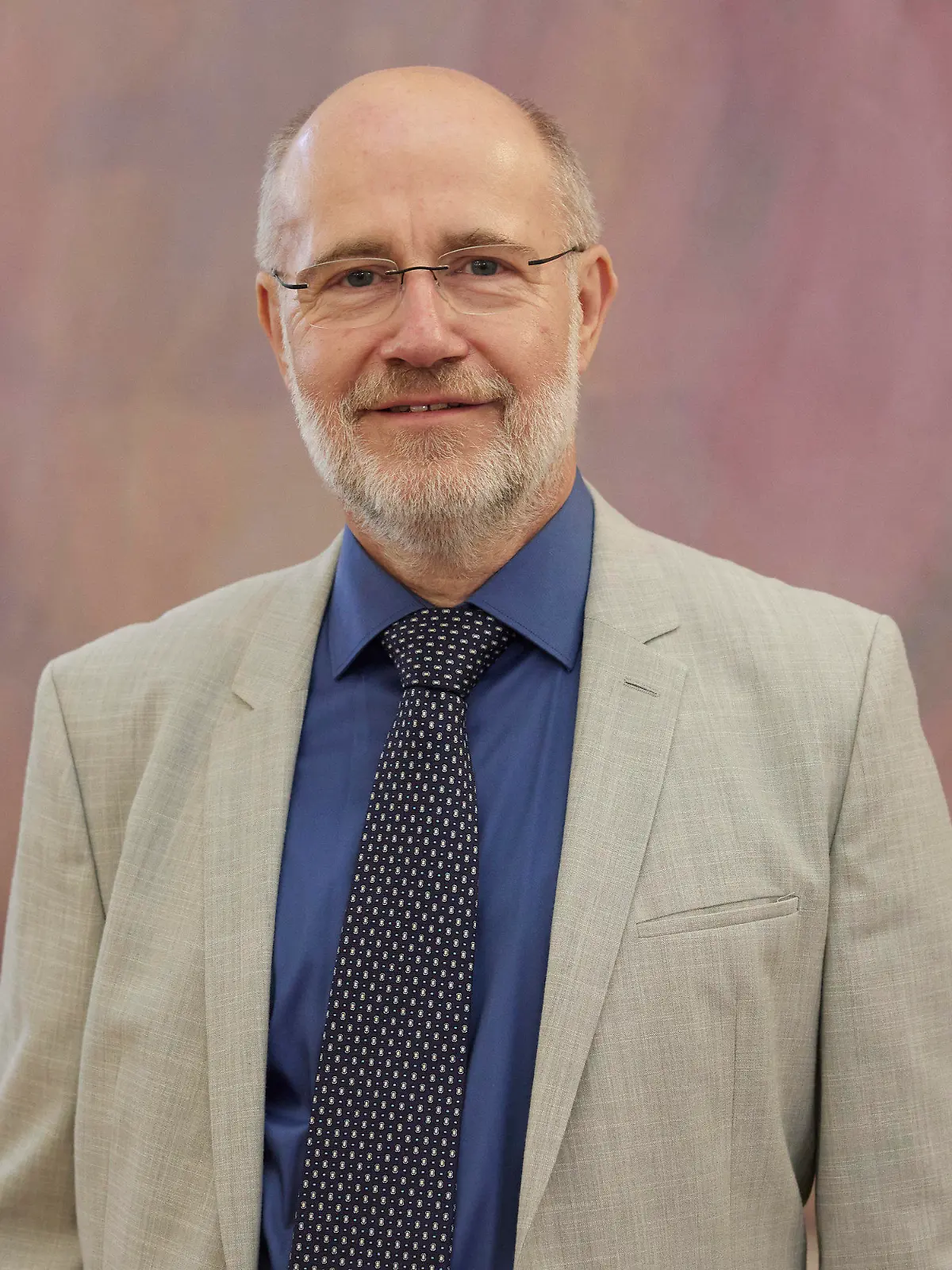 09.10.2023, Berlin: Harald Lesch kommt zur Verleihung eines Verdienstordens zum Tag der Deutschen Einheit ins Schloss Bellevue. Ausgezeichnet werden 15 Frauen und 8 Männer, die sich für mehr Bildungsgerechtigkeit einsetzen, sich um benachteiligte Kinder und Jugendliche kümmern, zum Klimawandel forschen oder der Integration von Zugewanderten widmen. Foto: Joerg Carstensen/dpa +++ dpa-Bildfunk +++
