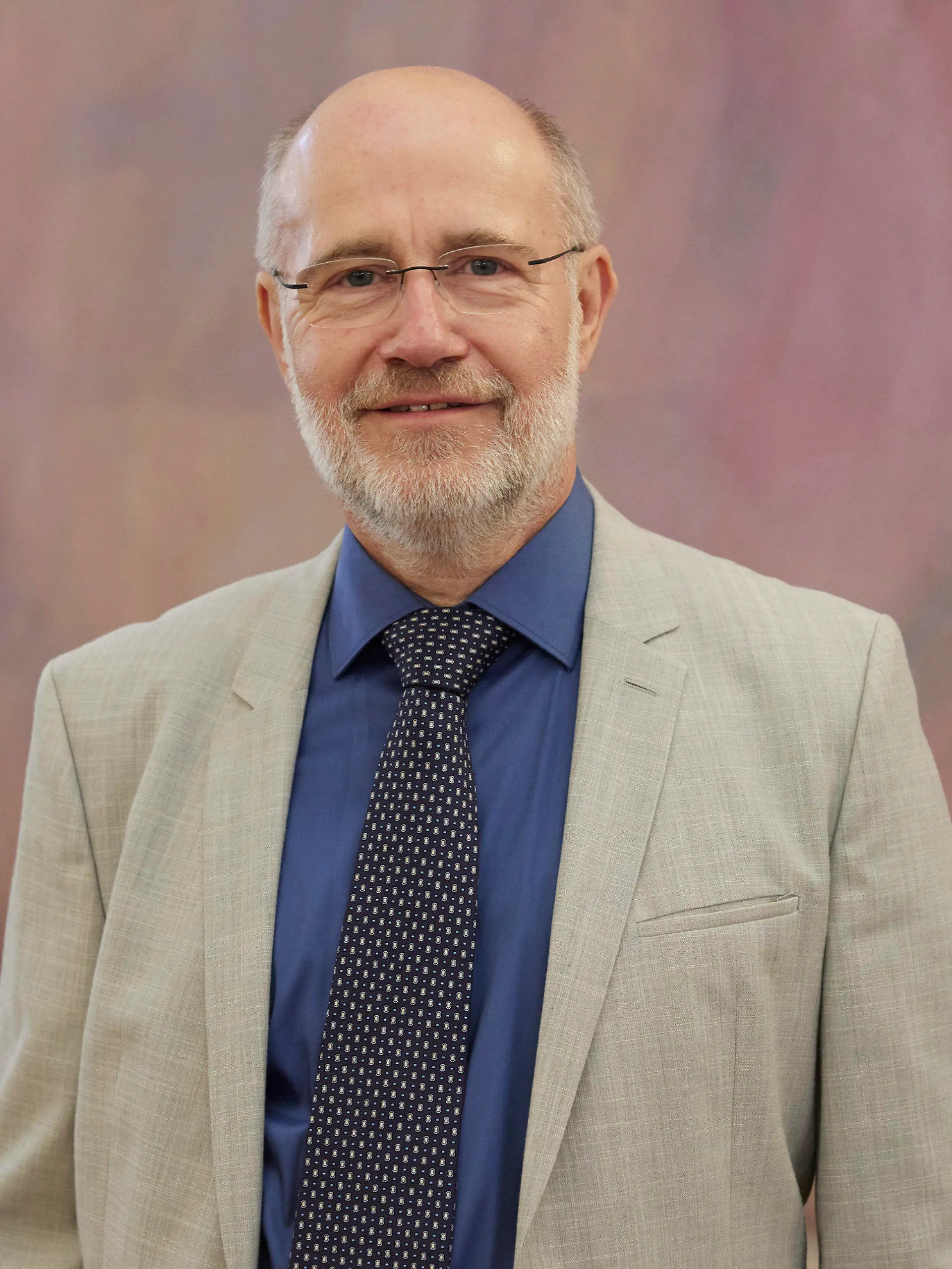 09.10.2023, Berlin: Harald Lesch kommt zur Verleihung eines Verdienstordens zum Tag der Deutschen Einheit ins Schloss Bellevue. Ausgezeichnet werden 15 Frauen und 8 Männer, die sich für mehr Bildungsgerechtigkeit einsetzen, sich um benachteiligte Kinder und Jugendliche kümmern, zum Klimawandel forschen oder der Integration von Zugewanderten widmen. Foto: Joerg Carstensen/dpa +++ dpa-Bildfunk +++